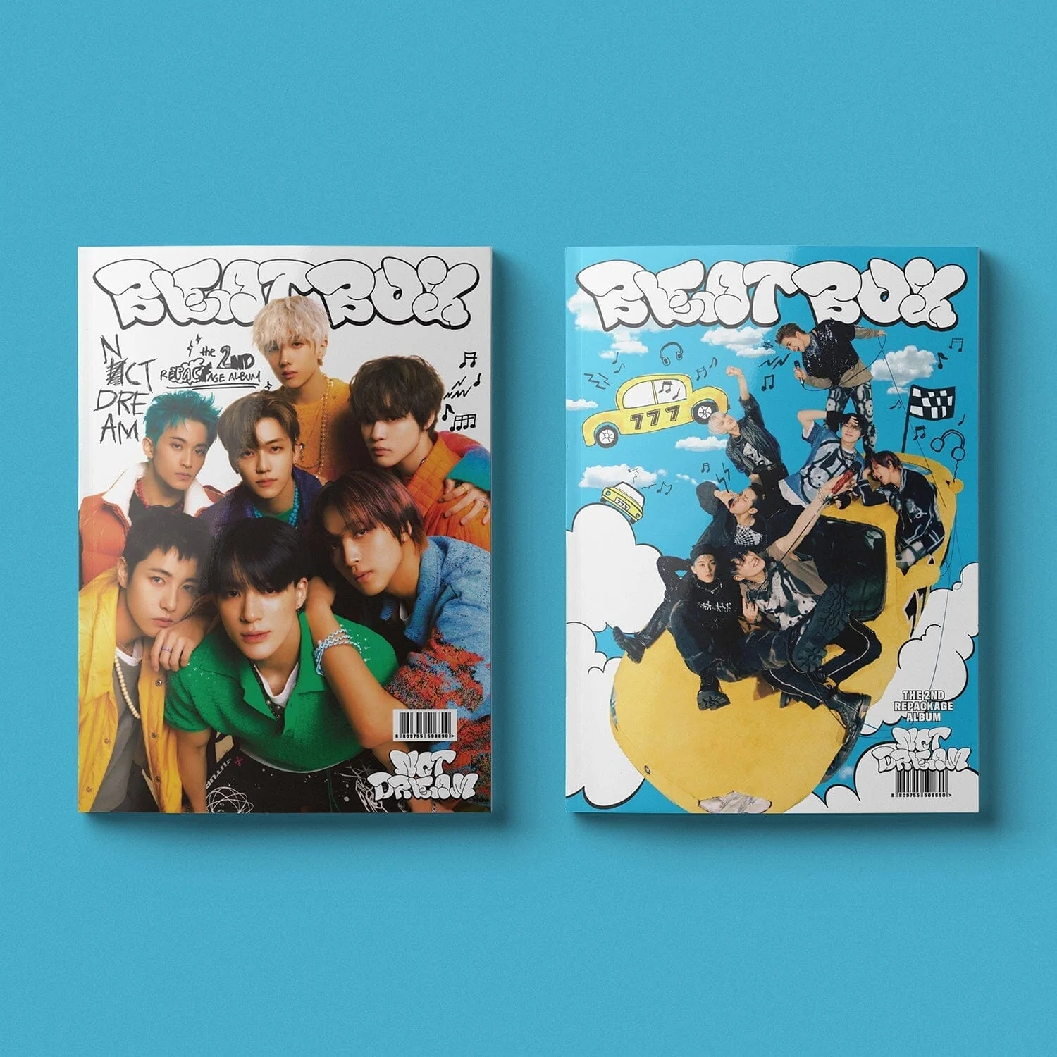 Twee NCT DREAM albums op blauwe achtergrond. Eén met groepsportretten, de andere met dynamische scène.