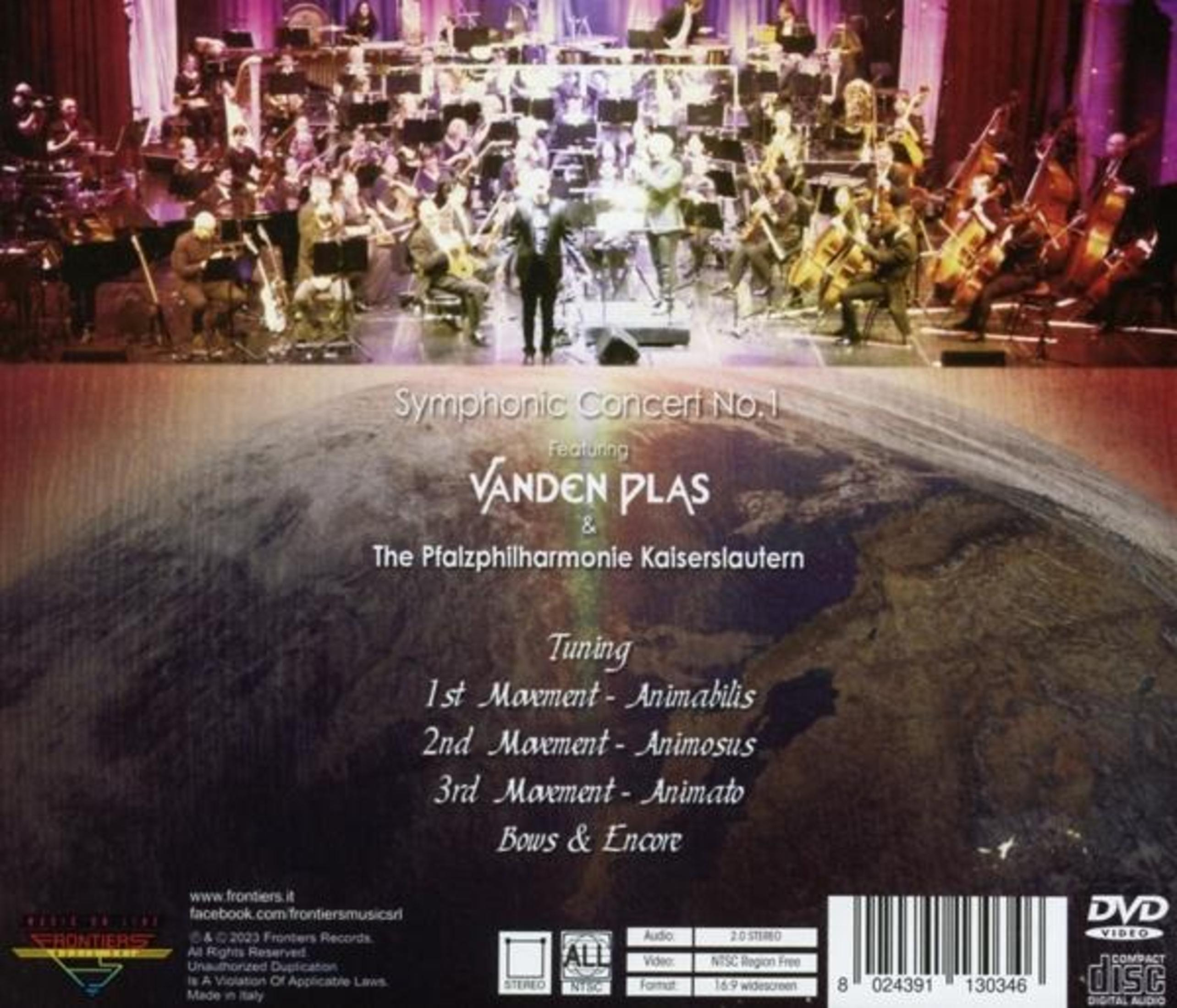 Een orkest speelt op een podium voor een gigantische afbeelding van de aarde.