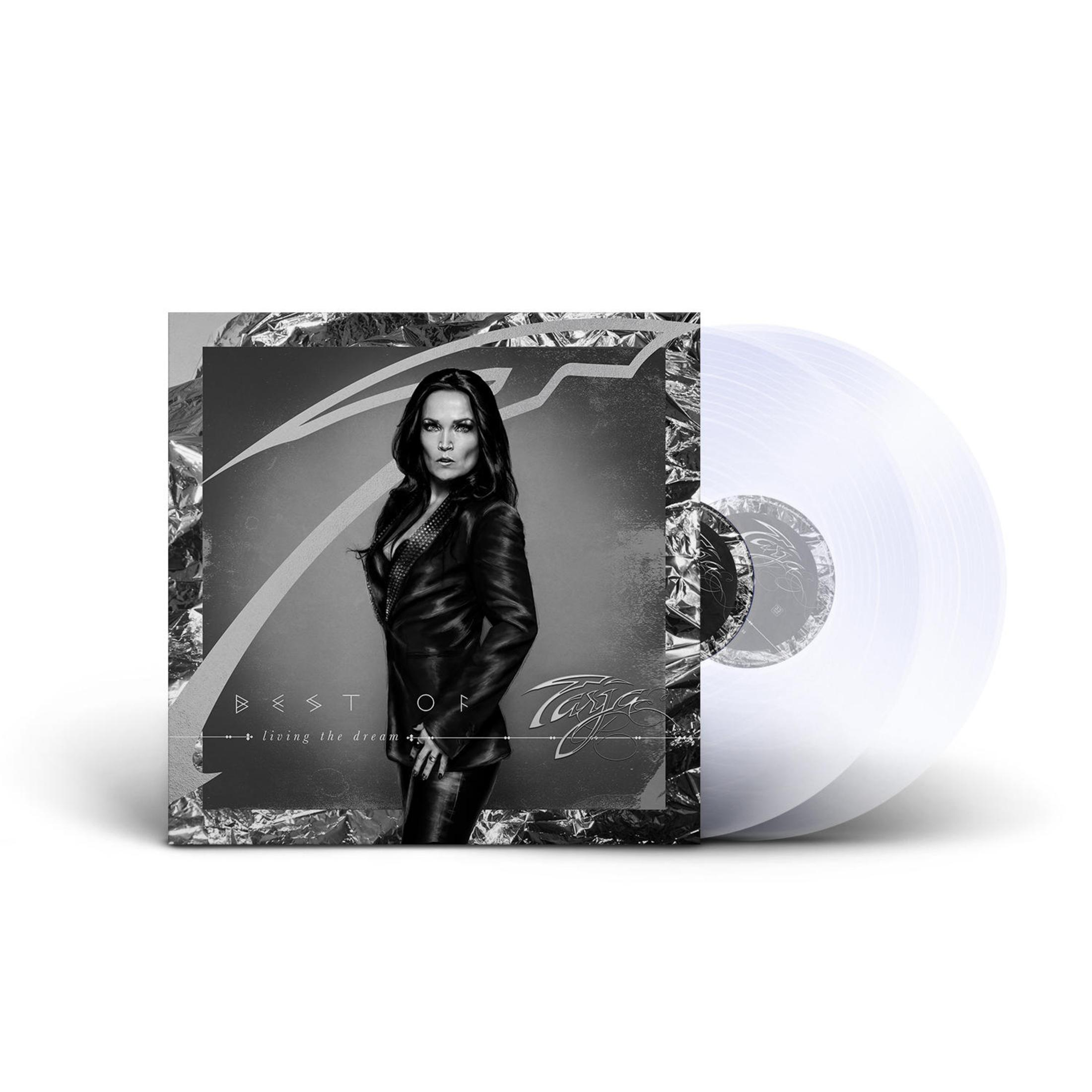 Una mujer con ropa negra está junto a un disco de vinilo blanco.