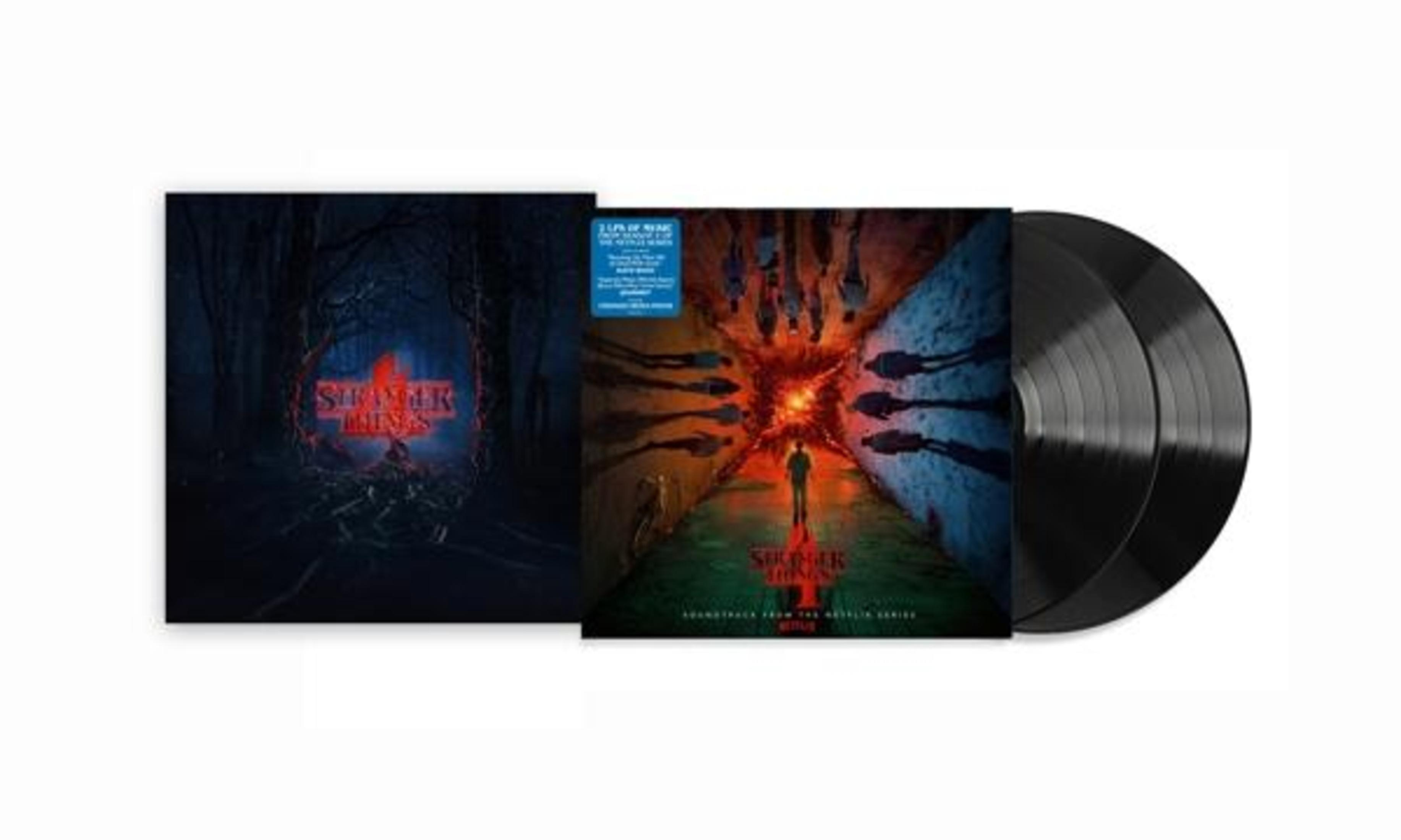 Vinilo de la banda sonora de Stranger Things: una portada, un álbum abierto, dos discos de vinilo negros.