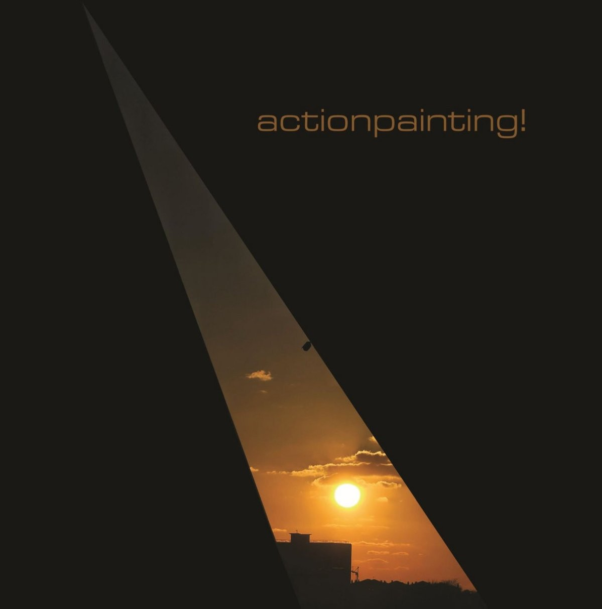Zonsondergang met wolken boven stadssilhouet. Tekst: actionpainting!