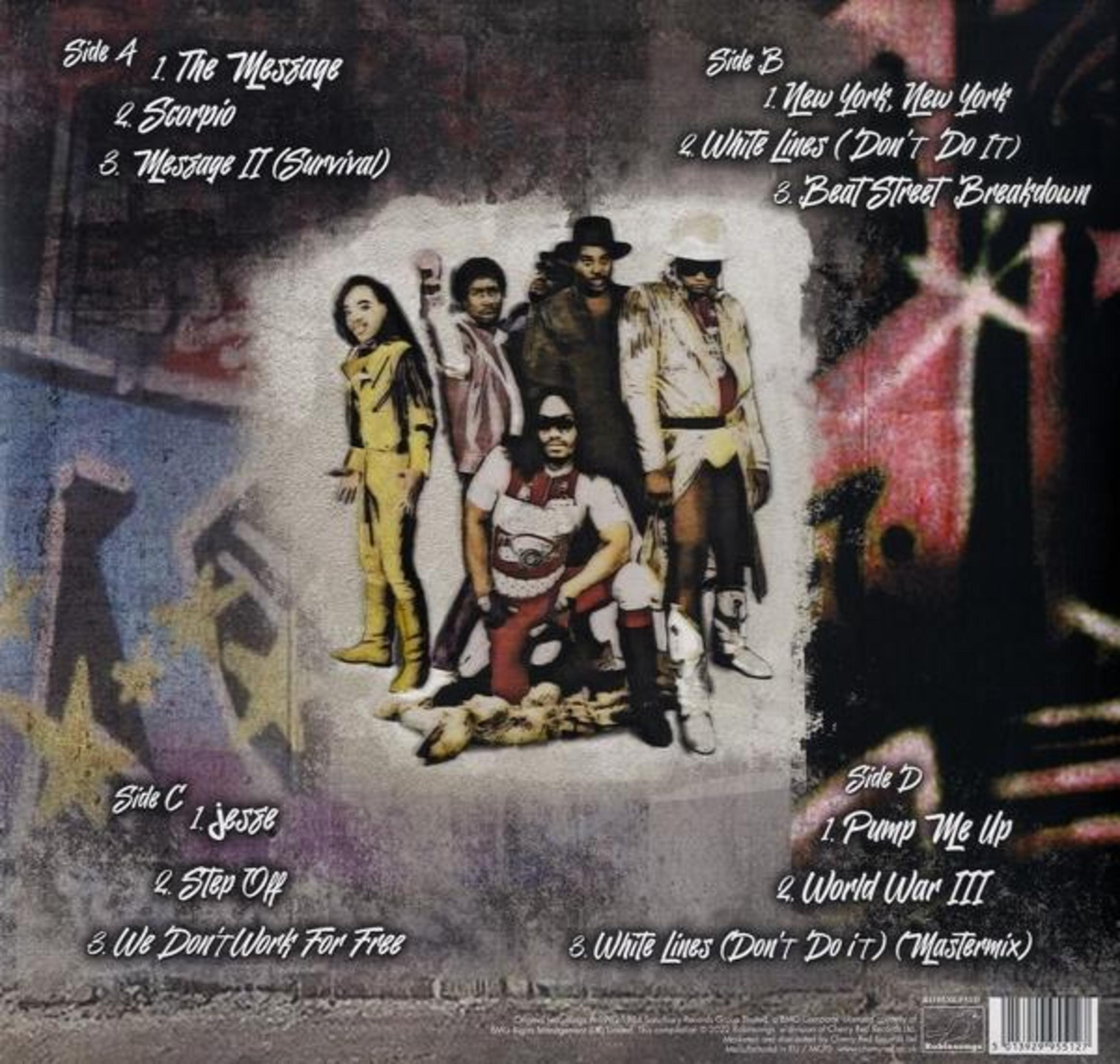 Albumhoes met tracklist en hiphopgroep. Grijze achtergrond met graffiti-elementen.