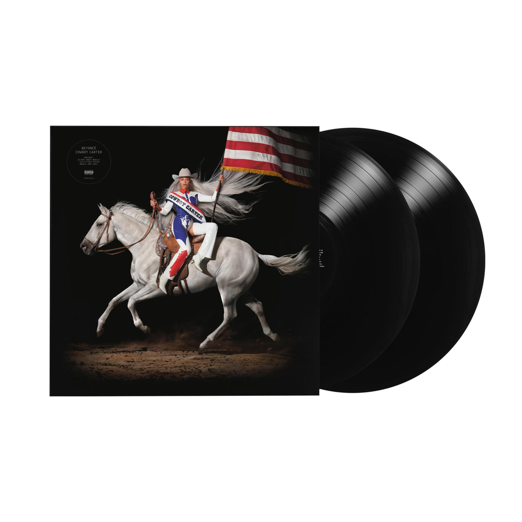 Una mujer monta un caballo blanco con una bandera estadounidense, con vinilos.