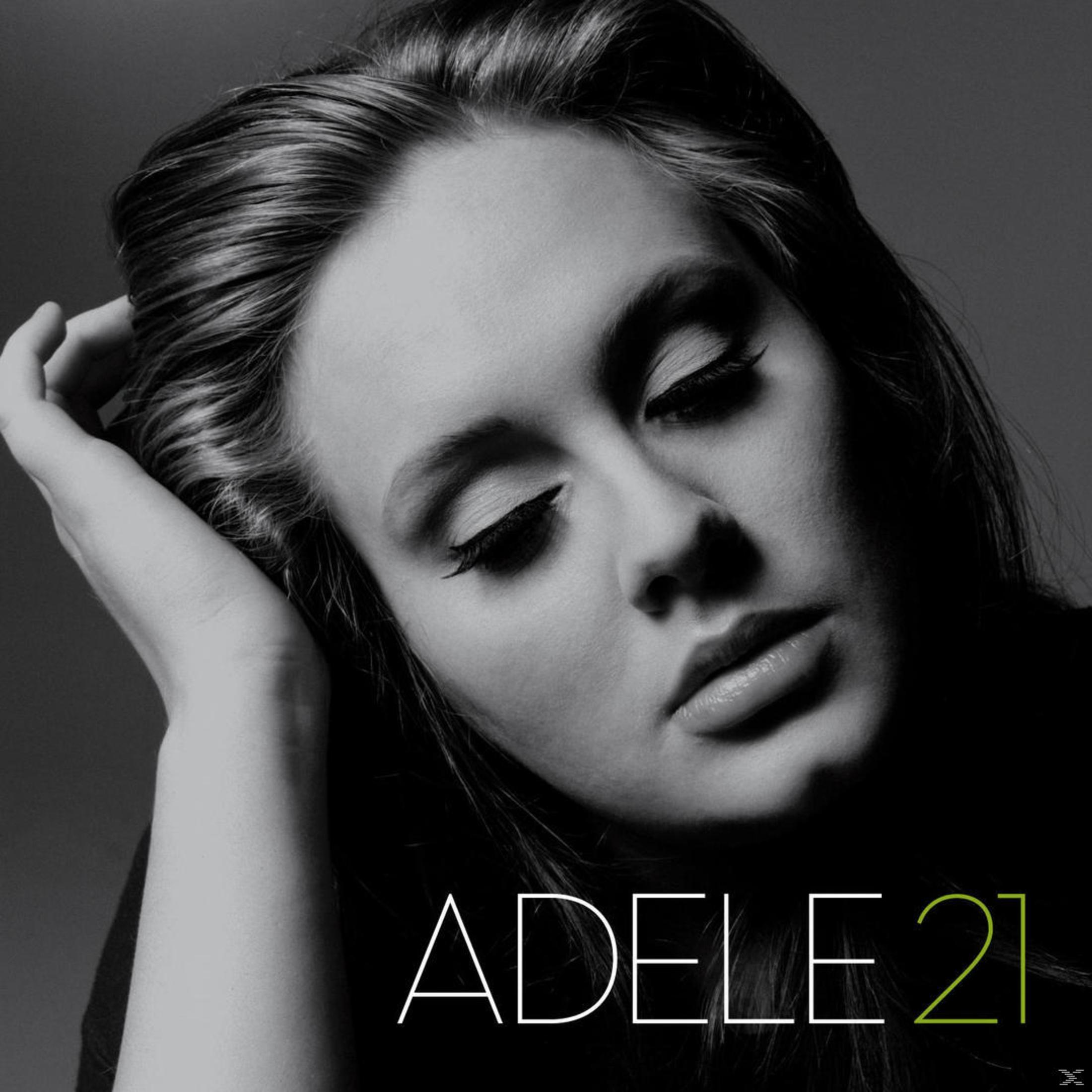 Zwart-wit portret van Adele die haar hoofd steunt met gesloten ogen.