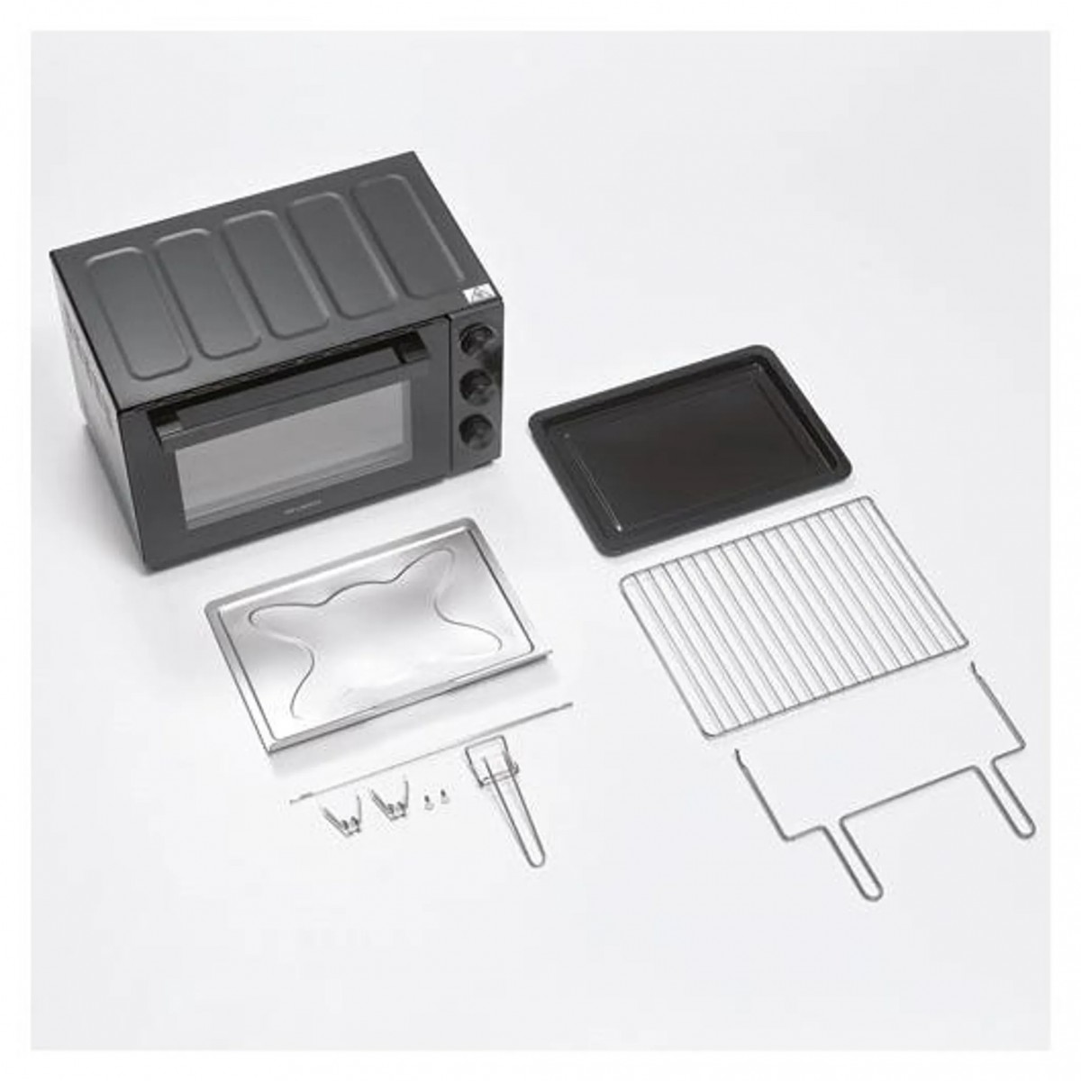 Un four de comptoir noir avec accessoires : plaque de cuisson, grille, lèchefrite et poignée.