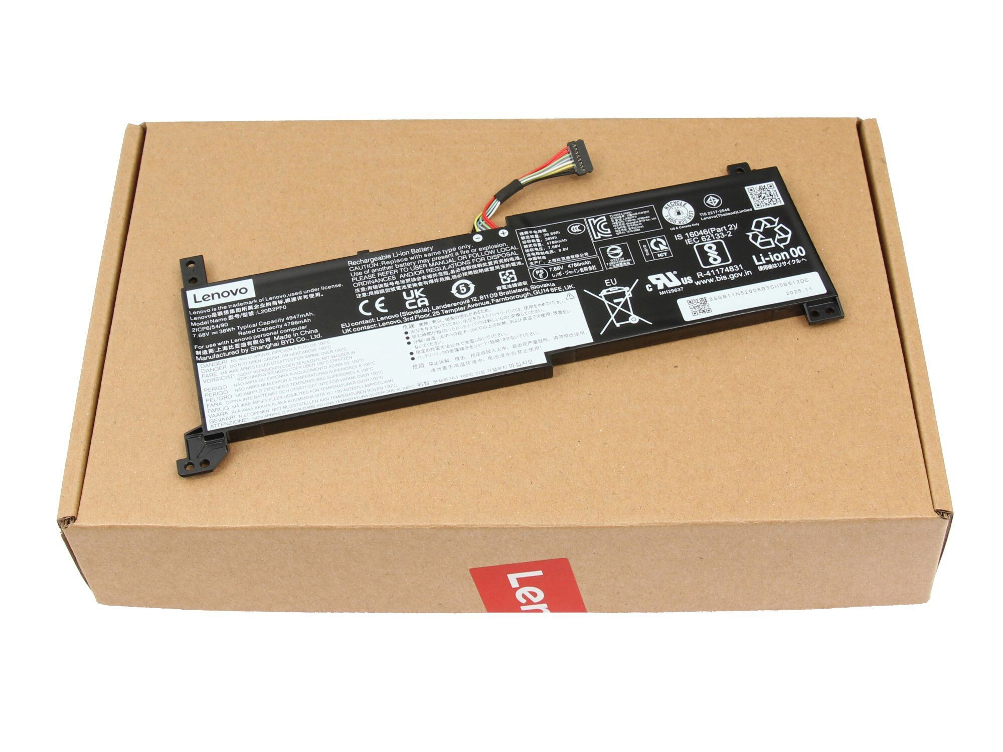 Ein Lenovo Laptop-Akku mit Kabeln und Aufdrucken, auf einer Pappschachtel liegend.