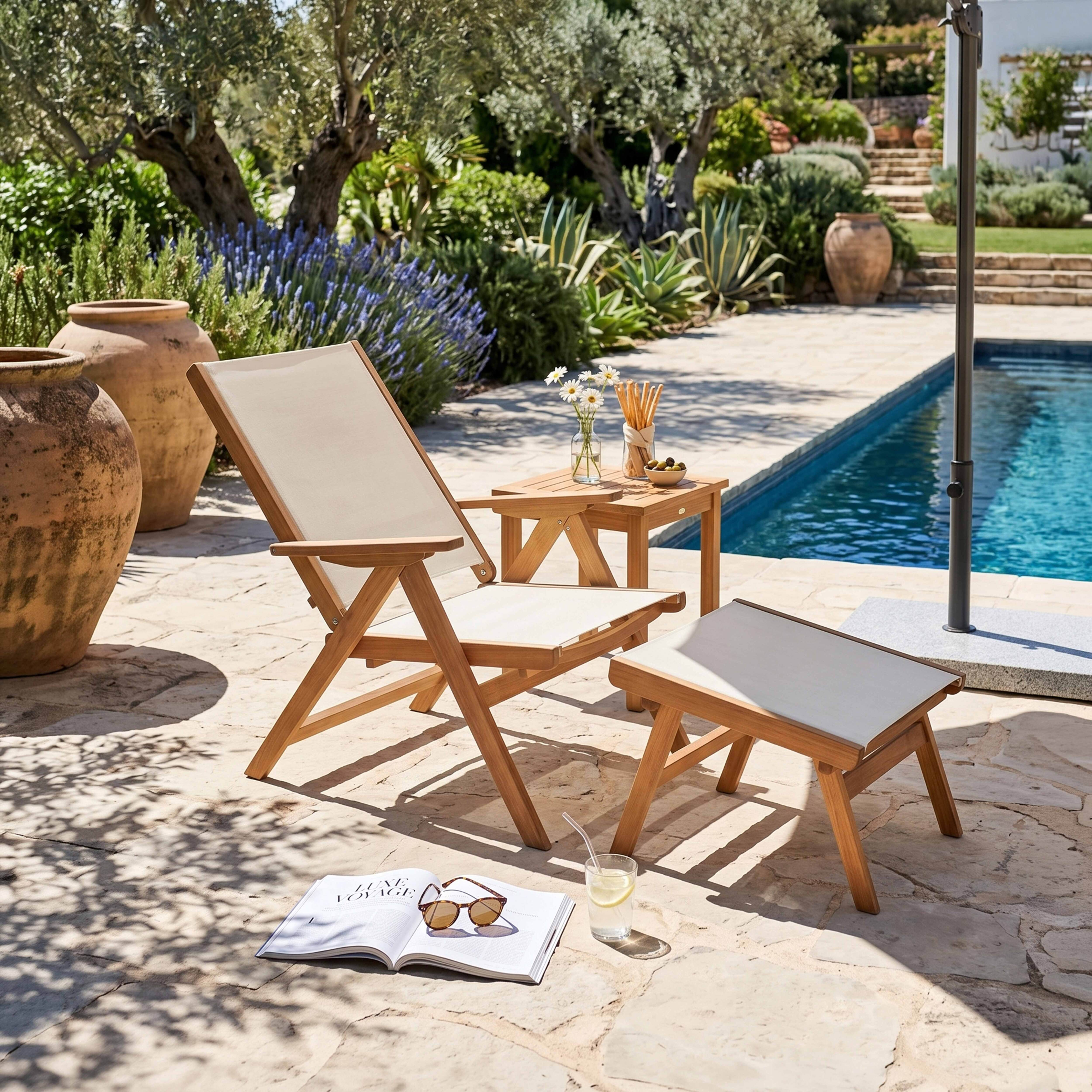 Teakholz-Lounge-Sessel und Hocker am Pool mit großen Terrakotta-Töpfen und Olivenbäumen.