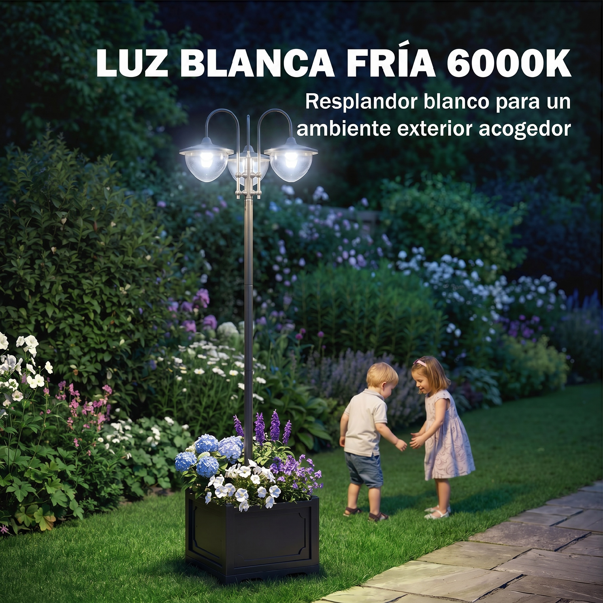 Una luz de jardín ilumina flores y niños por la noche.