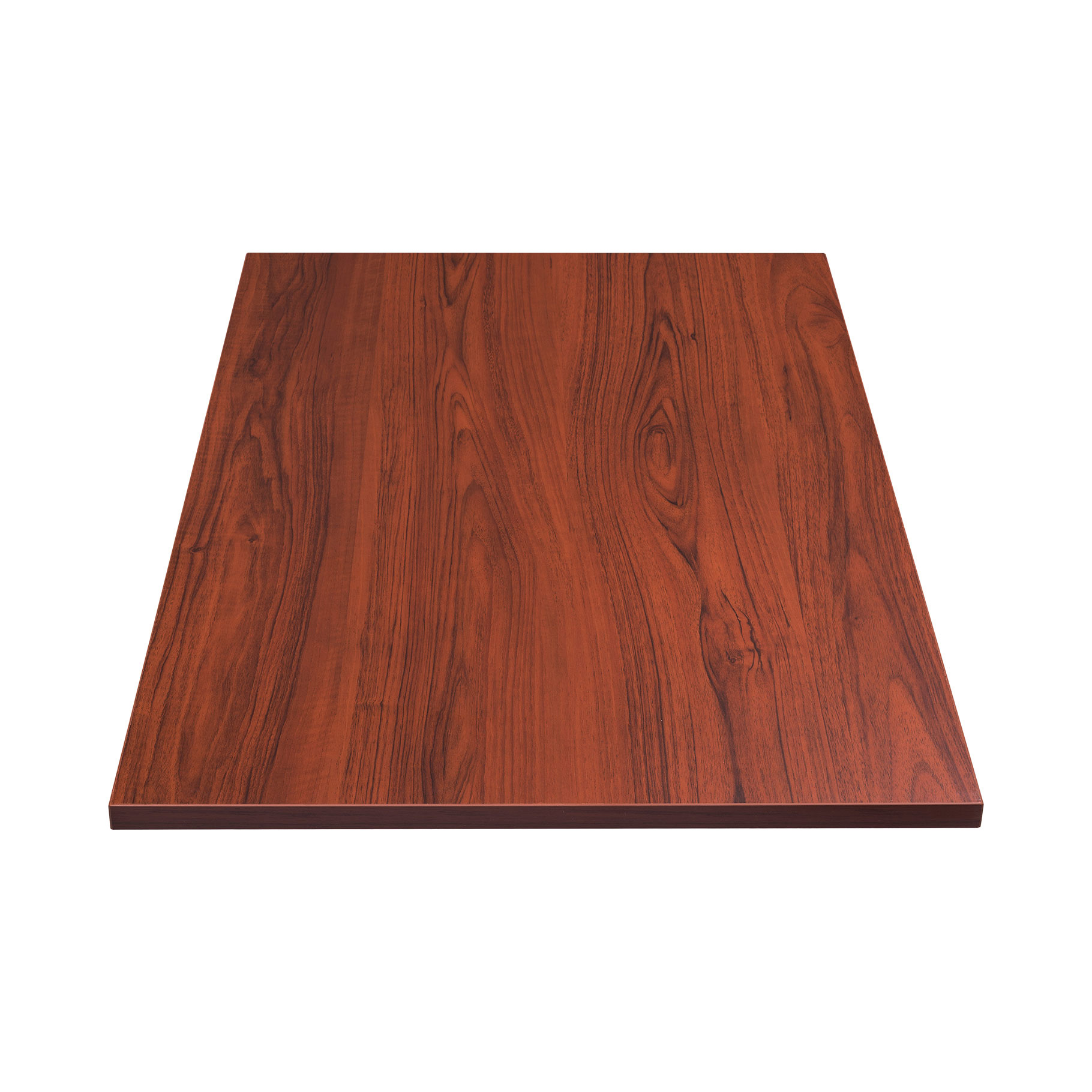 Una tabla de madera marrón con veta sobre fondo blanco.