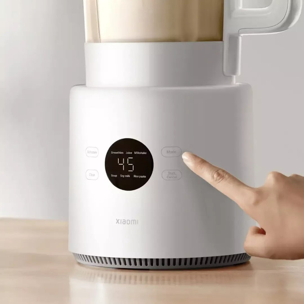 Un frullatore bianco Xiaomi con display digitale che mostra 45 minuti, e un dito preme il pulsante 'Modalità'.