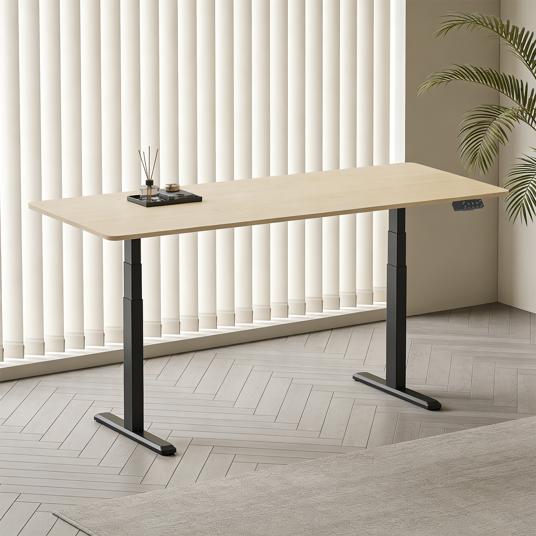 Una mesa de madera clara con patas negras se alza sobre un suelo de madera.