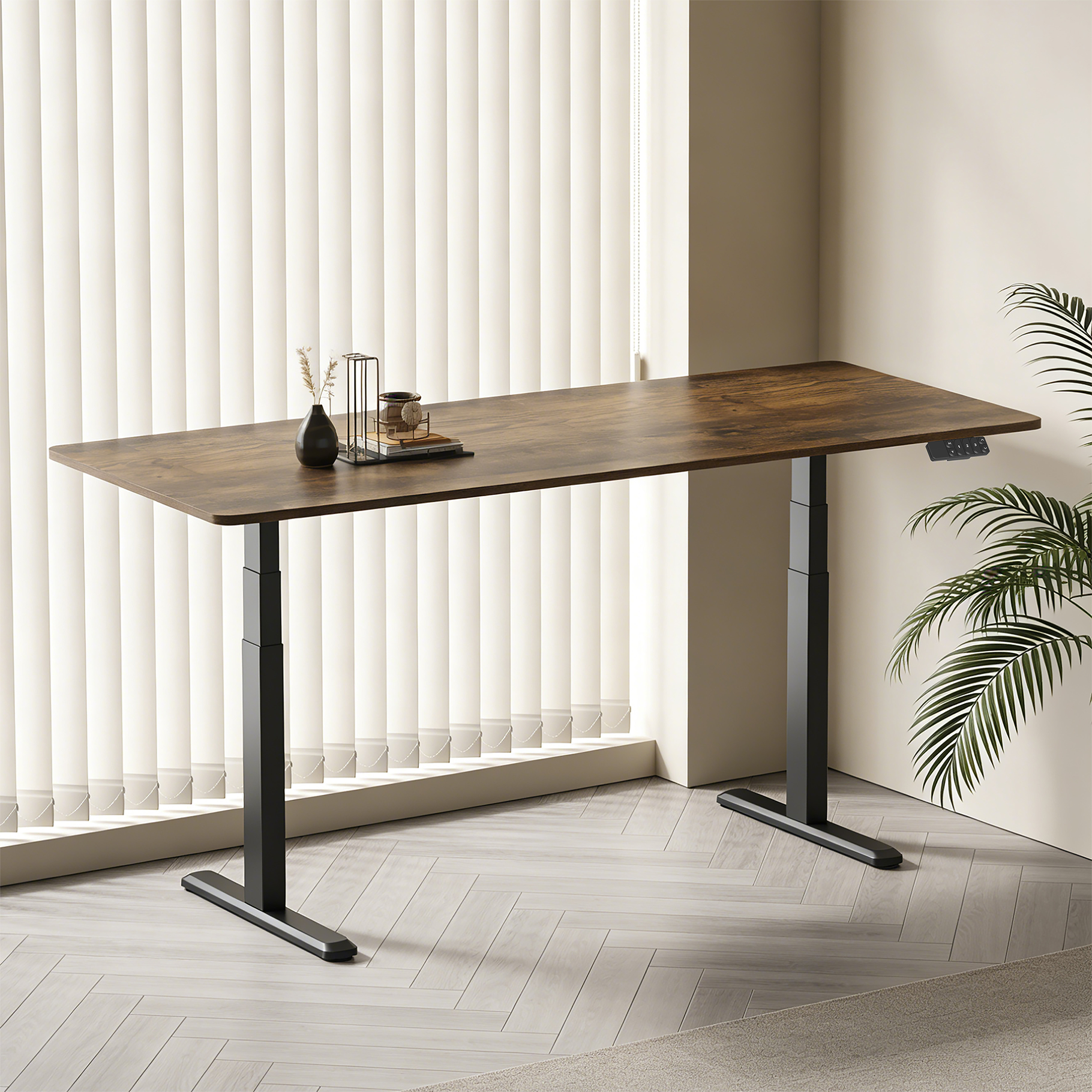 Un escritorio ajustable en altura con tapa de madera y patas negras.