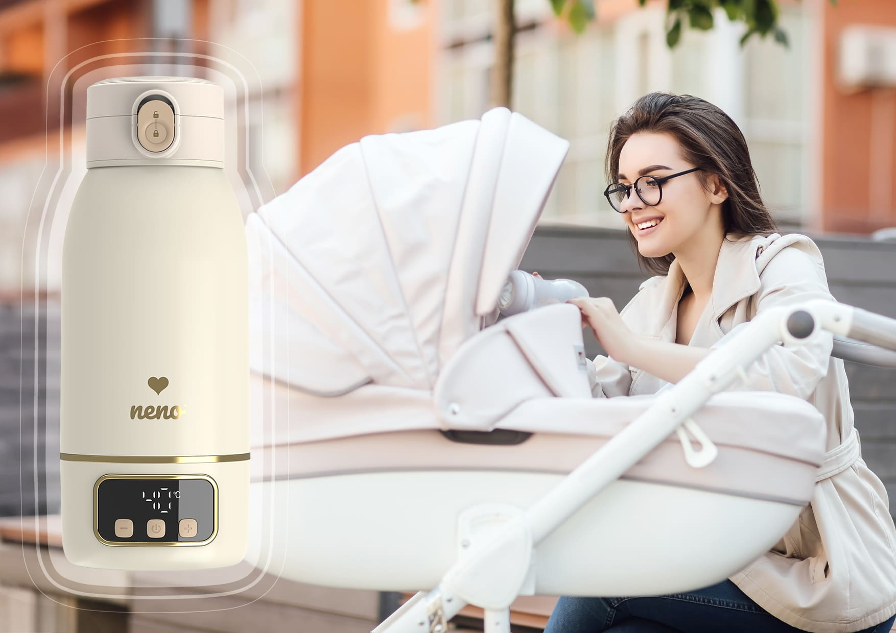 Eine Frau mit Brille schiebt einen Kinderwagen. Ein Thermobecher steht links.