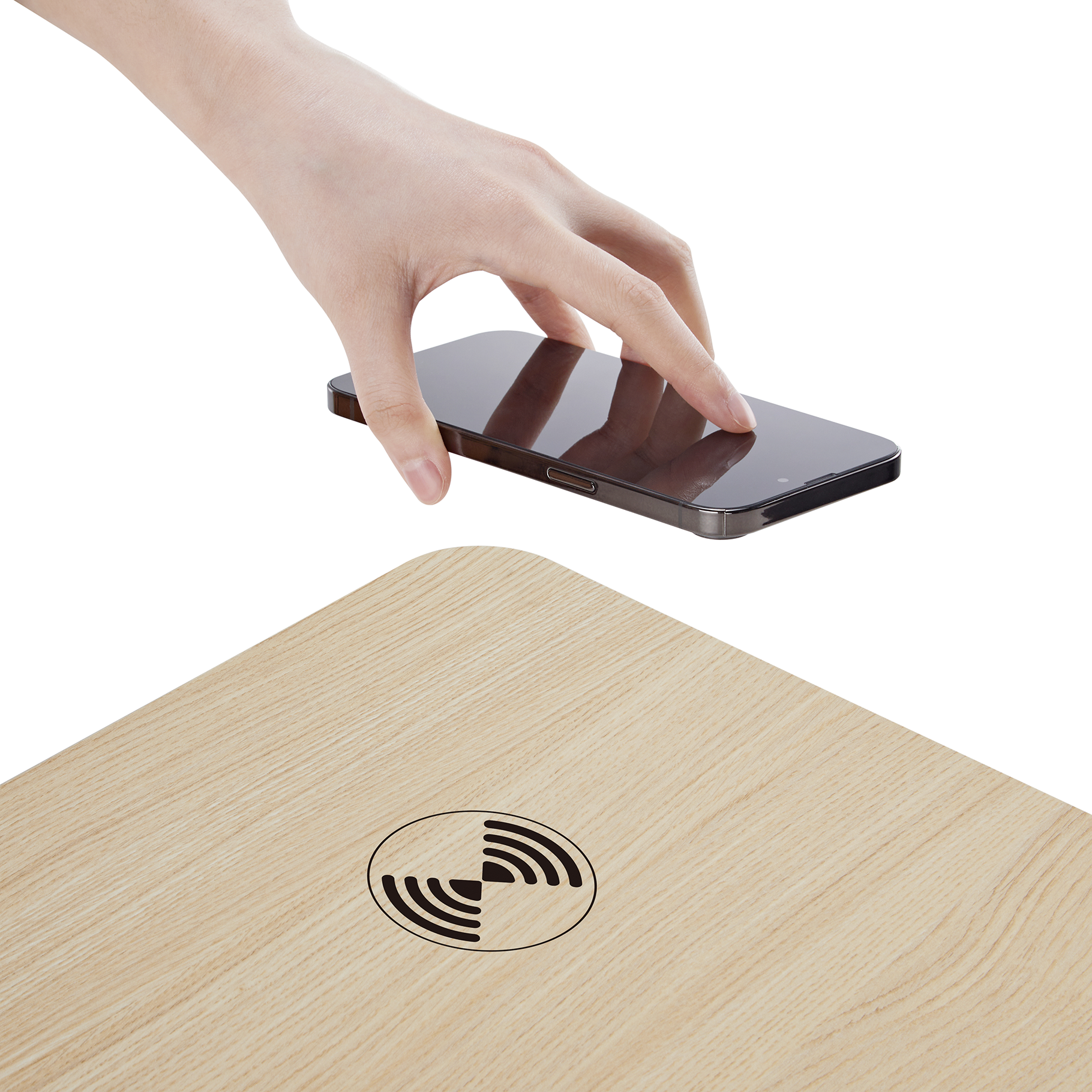 Una mano sostiene un teléfono inteligente sobre una superficie de madera con un símbolo de carga inalámbrica.