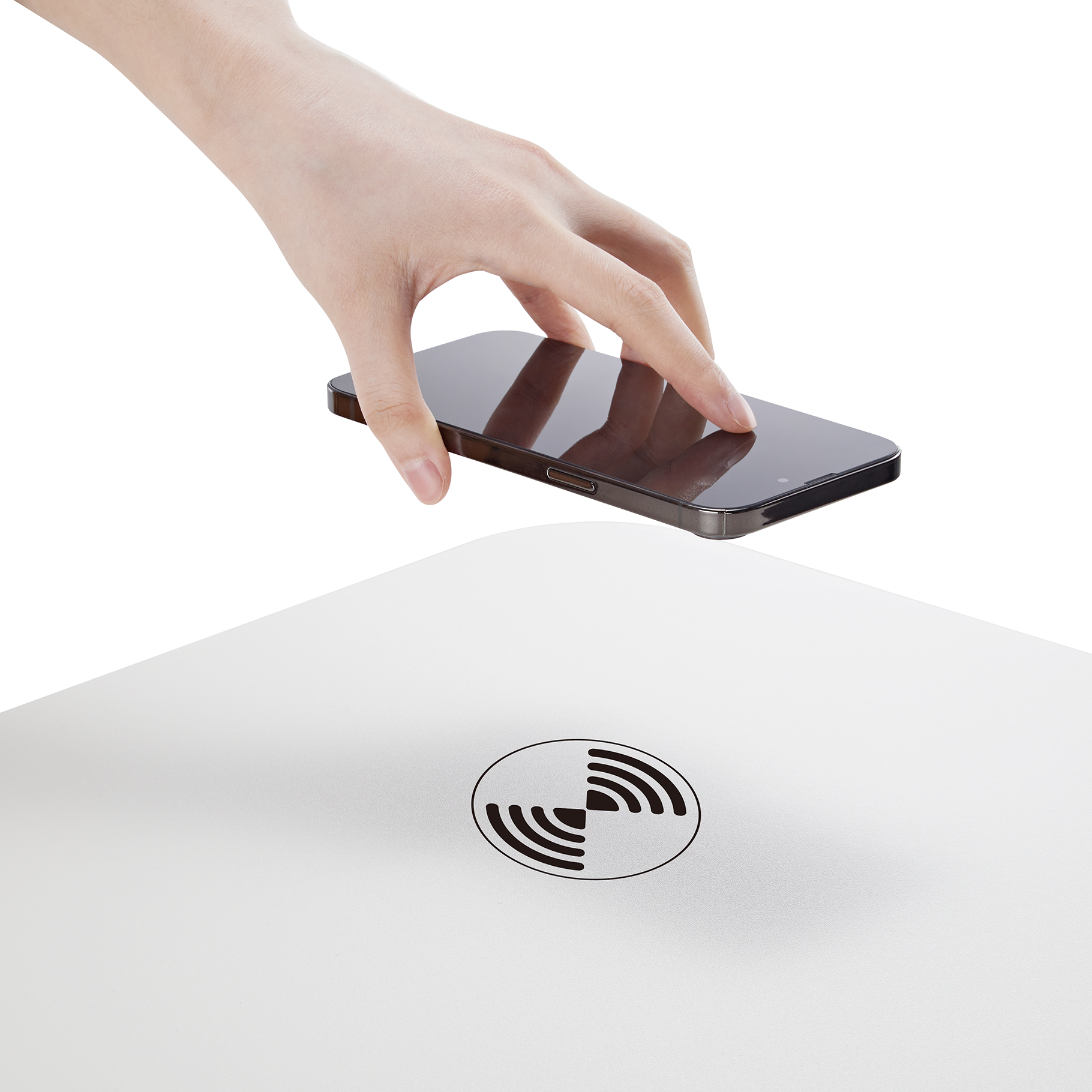 Una mano tiene uno smartphone sopra un pad bianco con simbolo di ricarica.