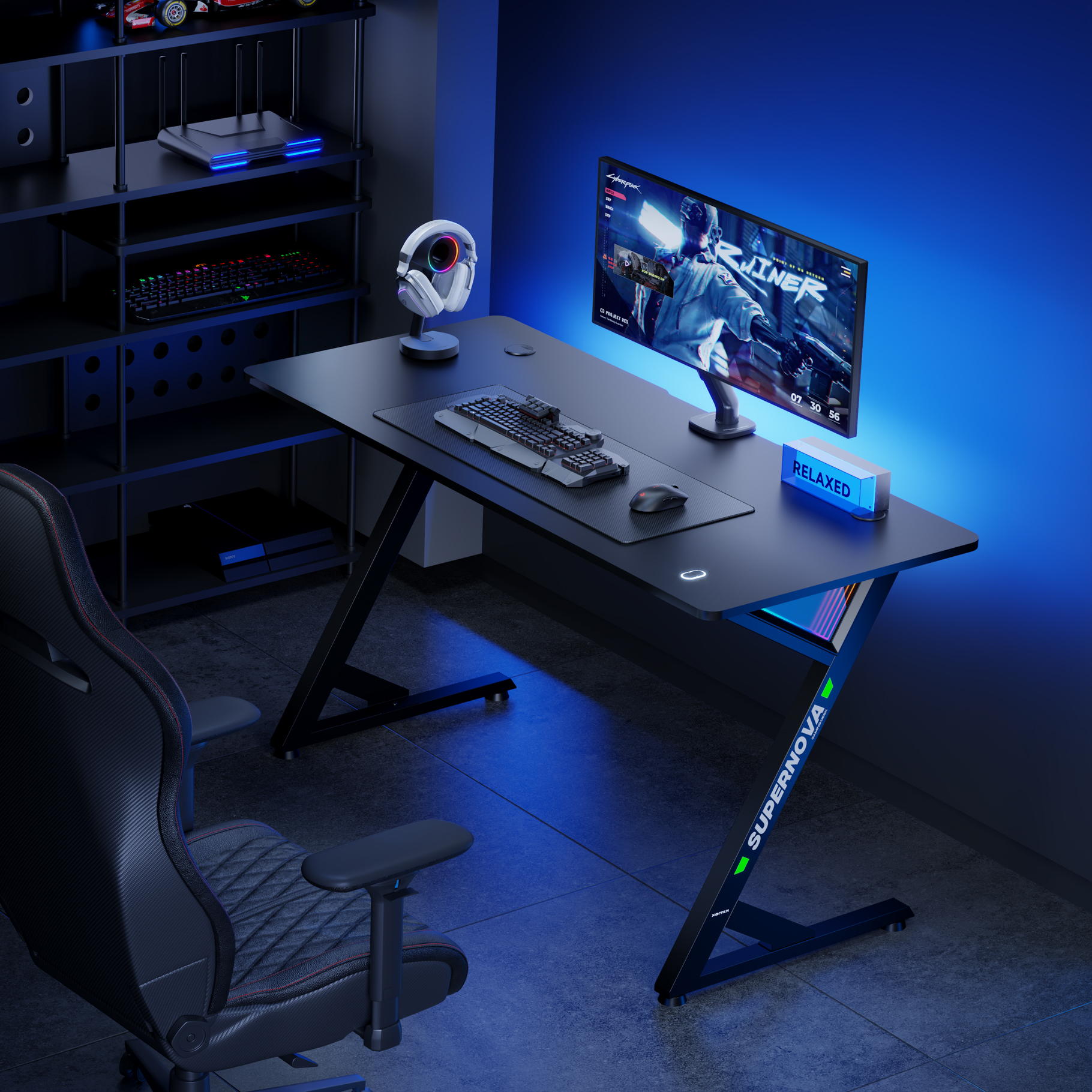 Una postazione da gaming con scrivania, sedia, monitor, tastiera e mouse neri.