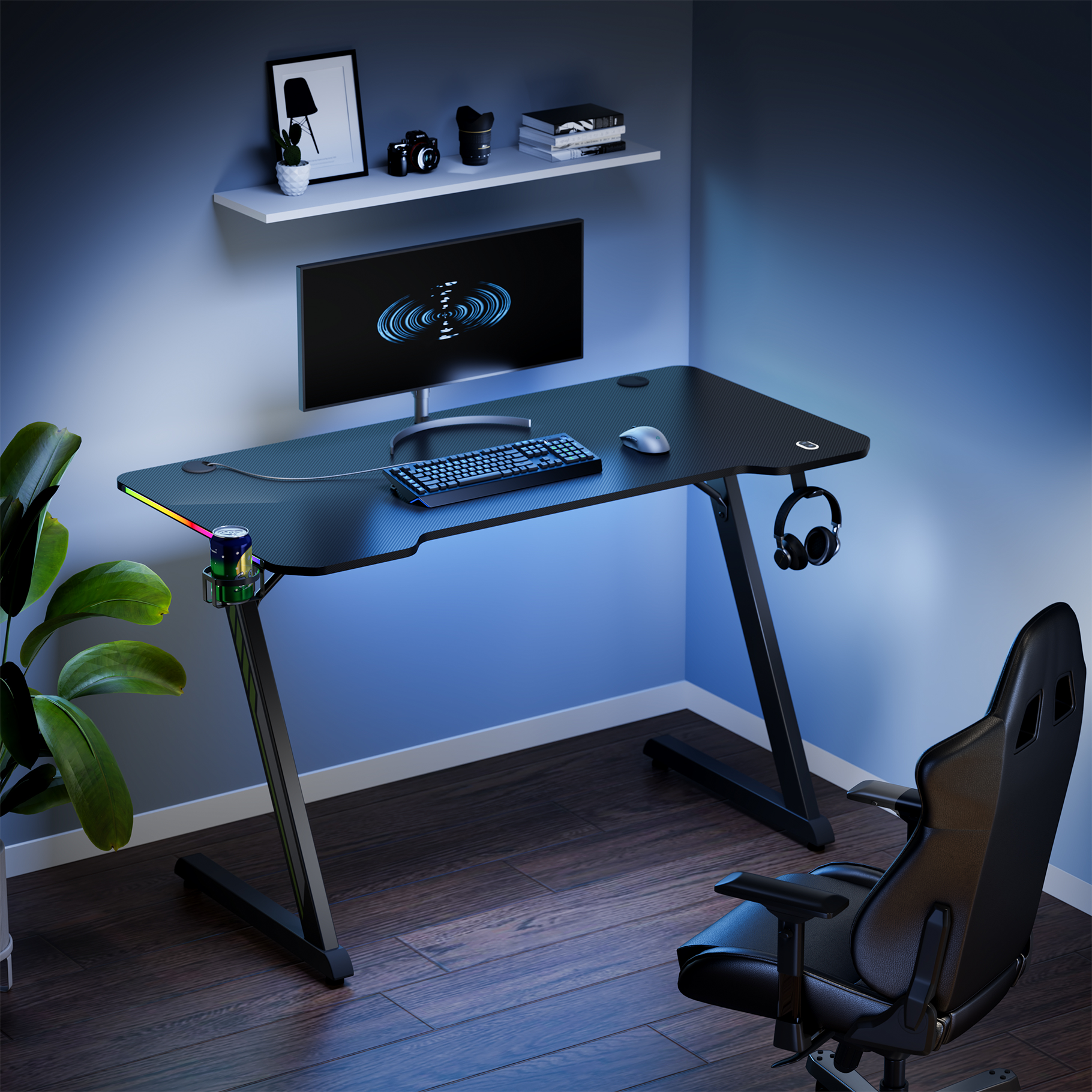 Una scrivania da gaming nera con mouse, tastiera, monitor e sedia.