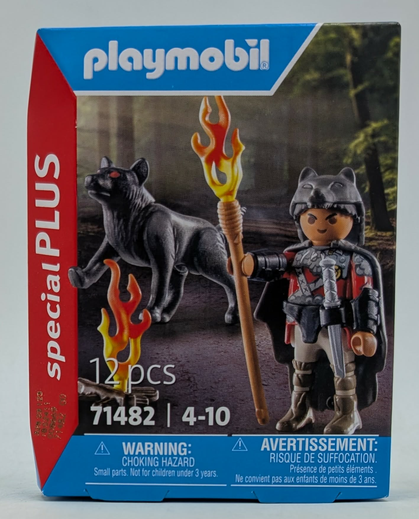 Playmobil-Packung mit Wolf und Krieger mit Fackel in einem Wald.