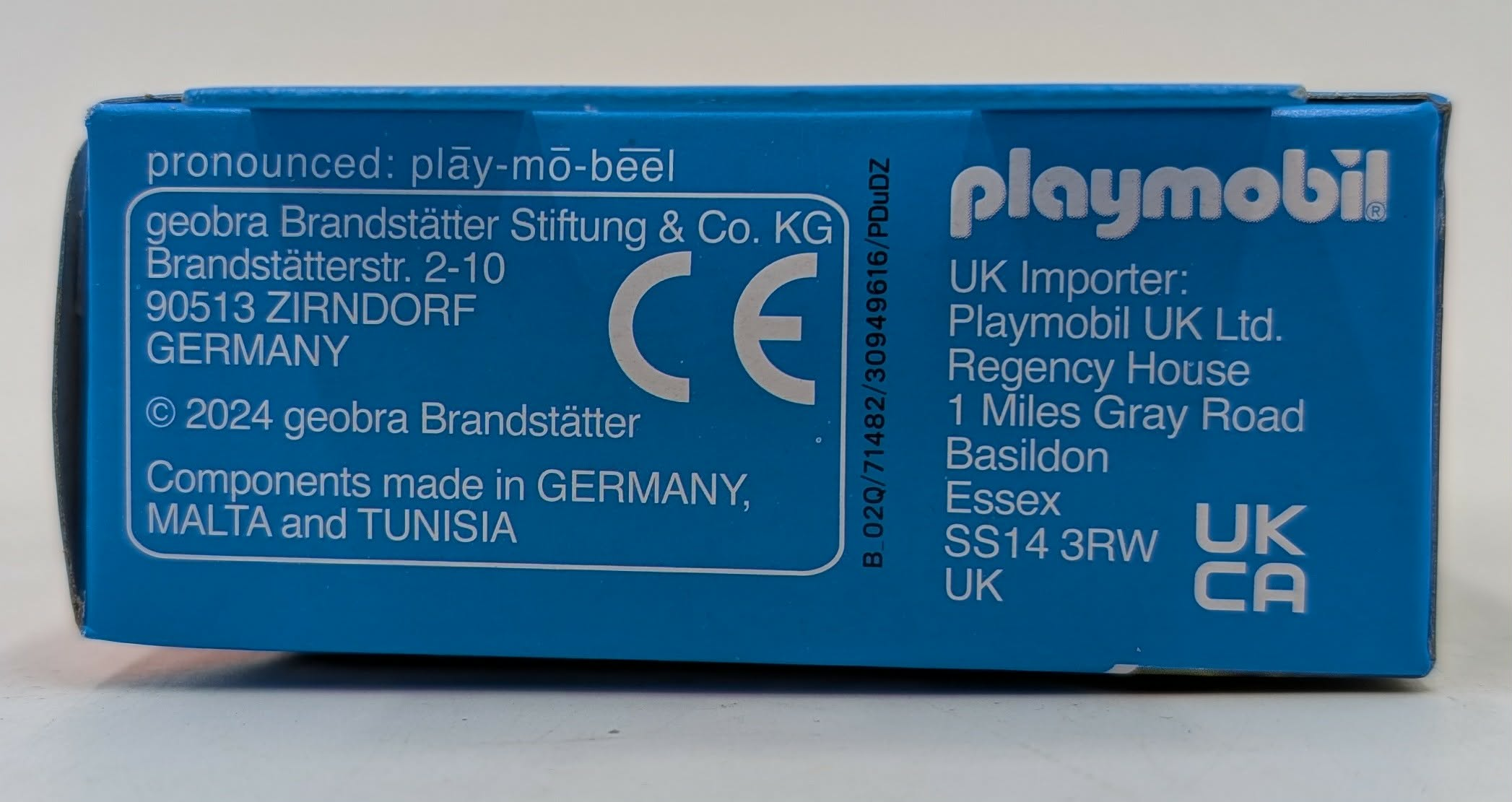 Playmobil-Verpackung mit Hersteller- und Importeurdetails. CE-Zeichen.