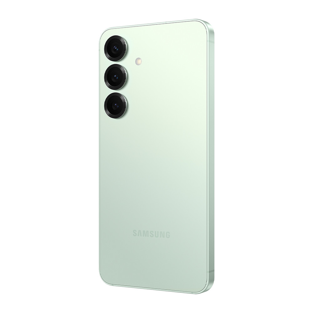 Smartphone Samsung verde con tre fotocamere sul retro.