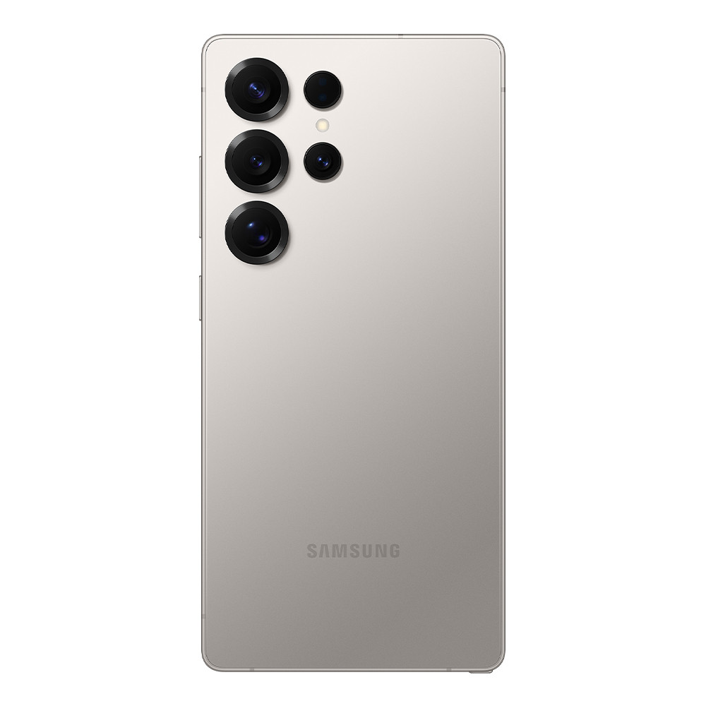 Tył srebrnego smartfona Samsung z czterema obiektywami aparatu i lampą błyskową.