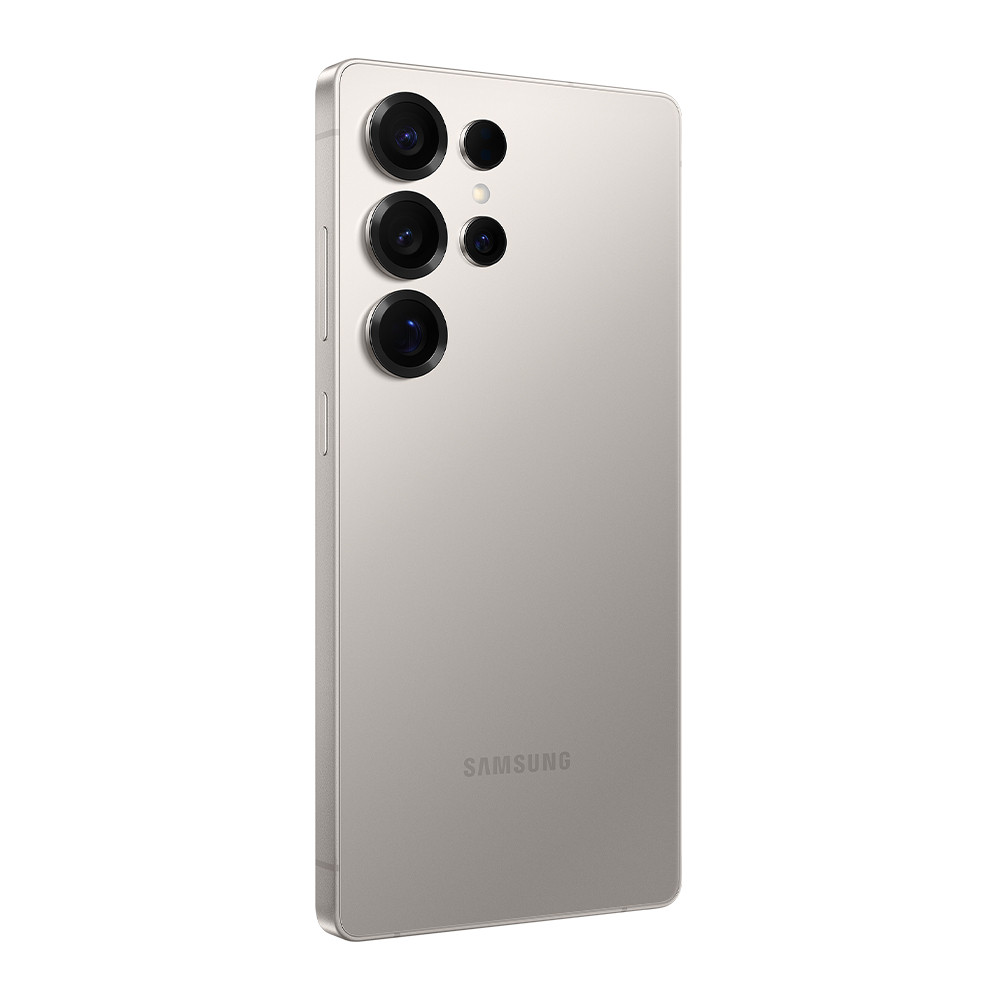 Tył srebrnego smartfona Samsung z czterema aparatami, na białym tle.