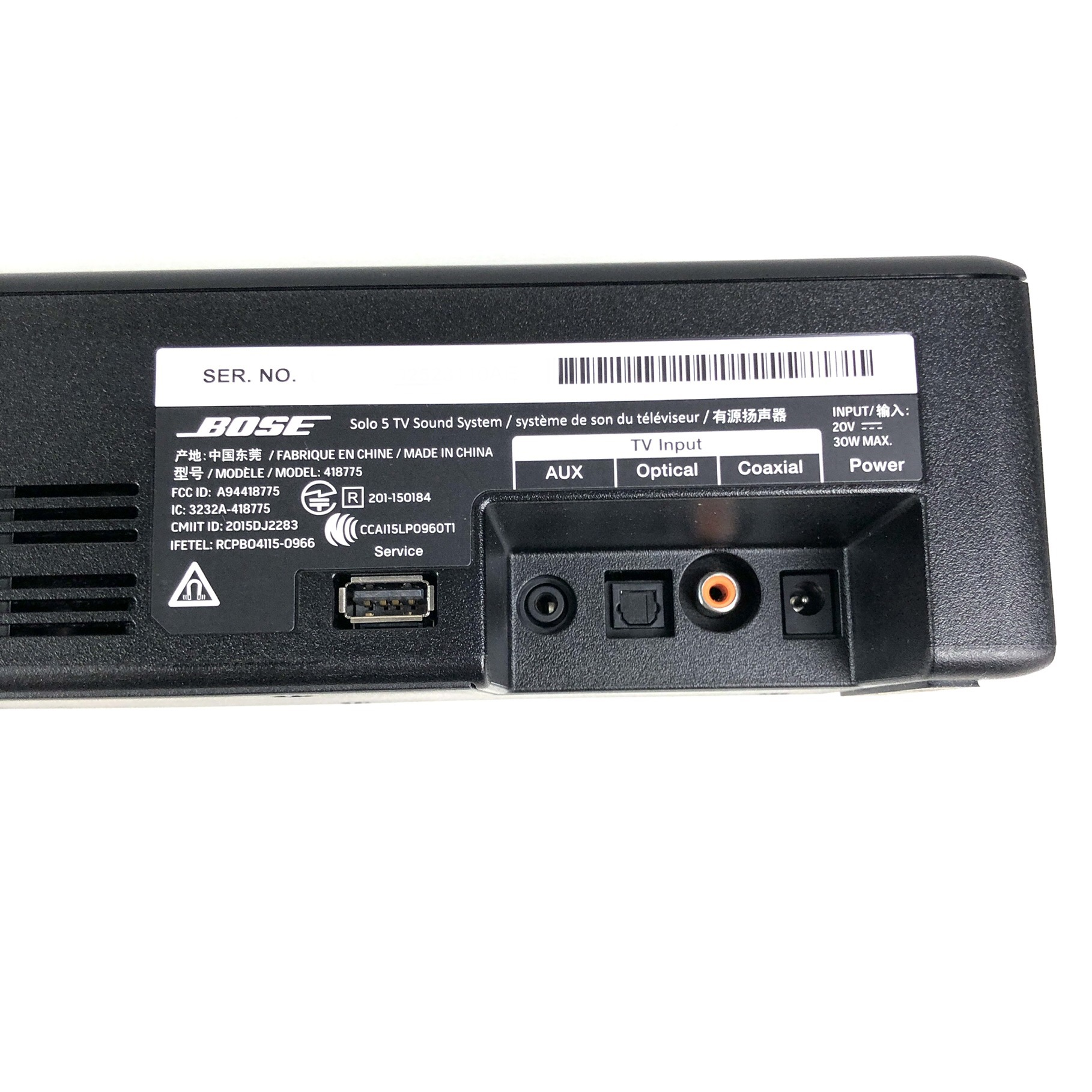 Rückseite einer Bose Solo 5 Soundbar mit Anschlüssen: AUX, Optisch, Koaxial, Netzteil.