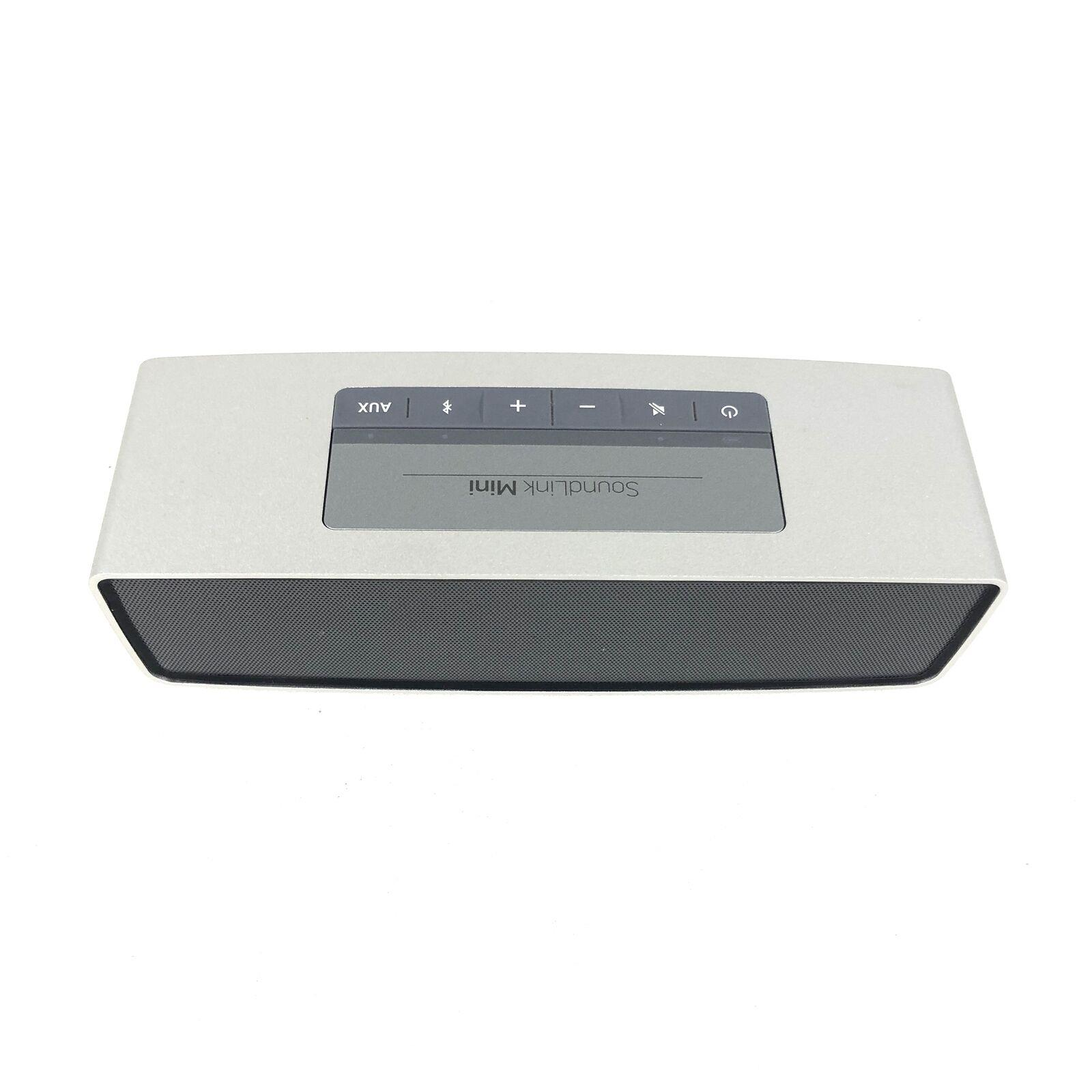 Ein silberner Lautsprecher mit Bedienelementen und "SoundLink Mini"-Logo.