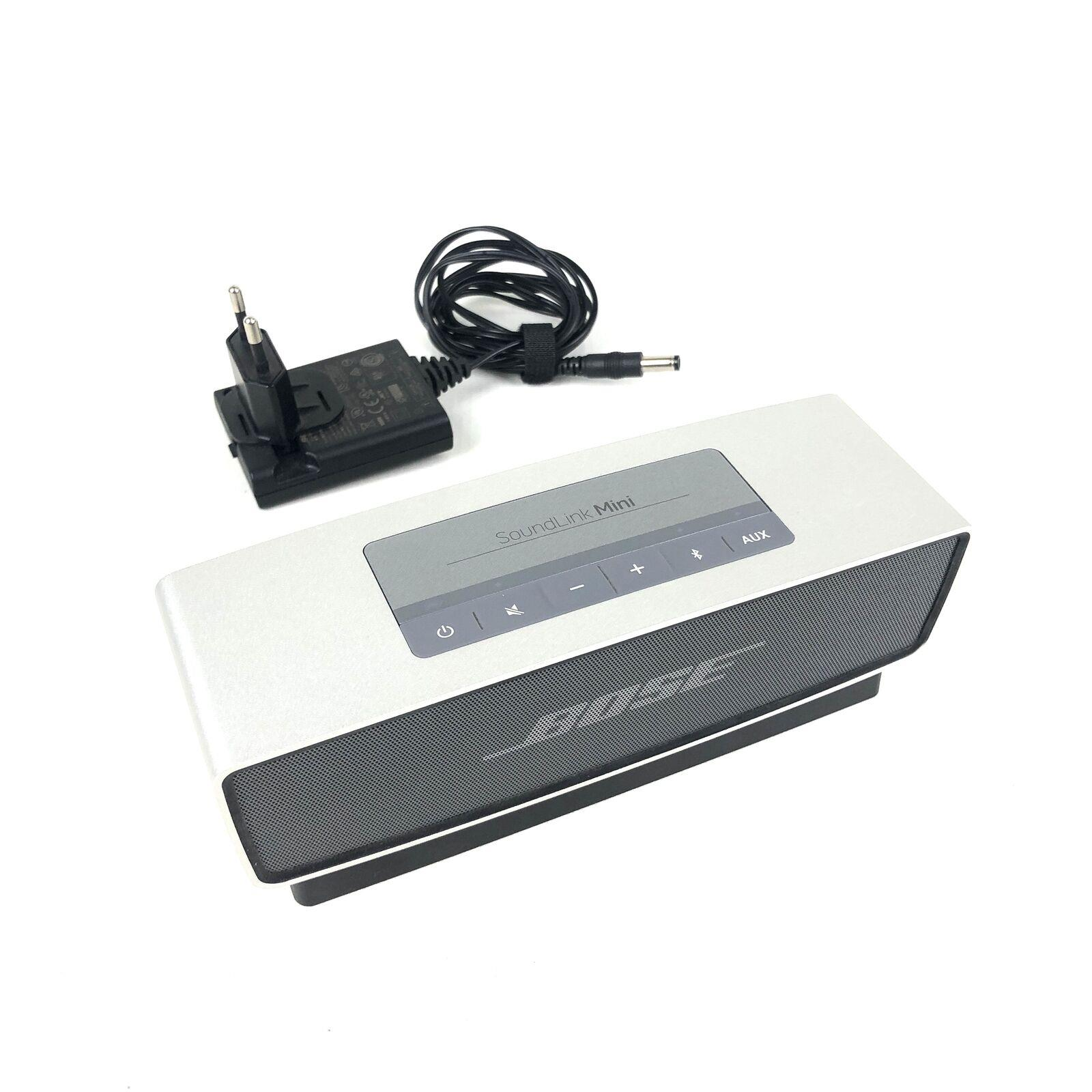 Bose SoundLink Mini Lautsprecher mit silbernem Gehäuse und Netzkabel.