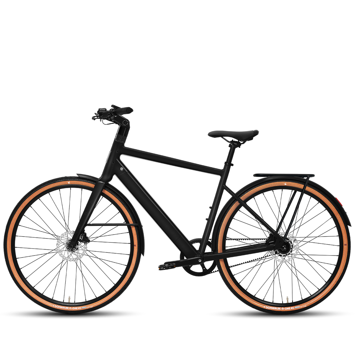 Schwarzes E-Bike mit braunen Reifen, Scheibenbremsen und Gepäckträger. Studioaufnahme.
