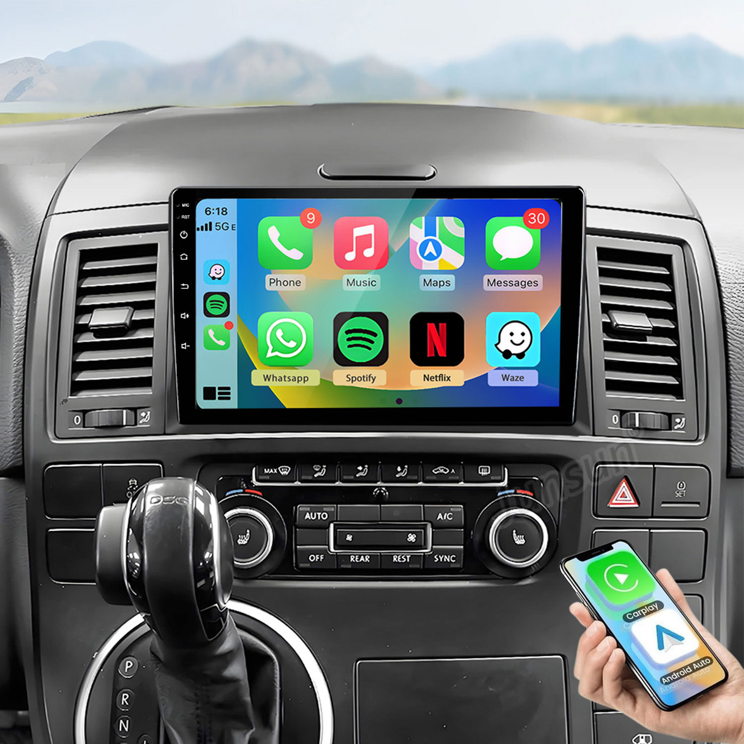 Trzymany smartfon wyświetla interfejsy CarPlay i Android Auto.