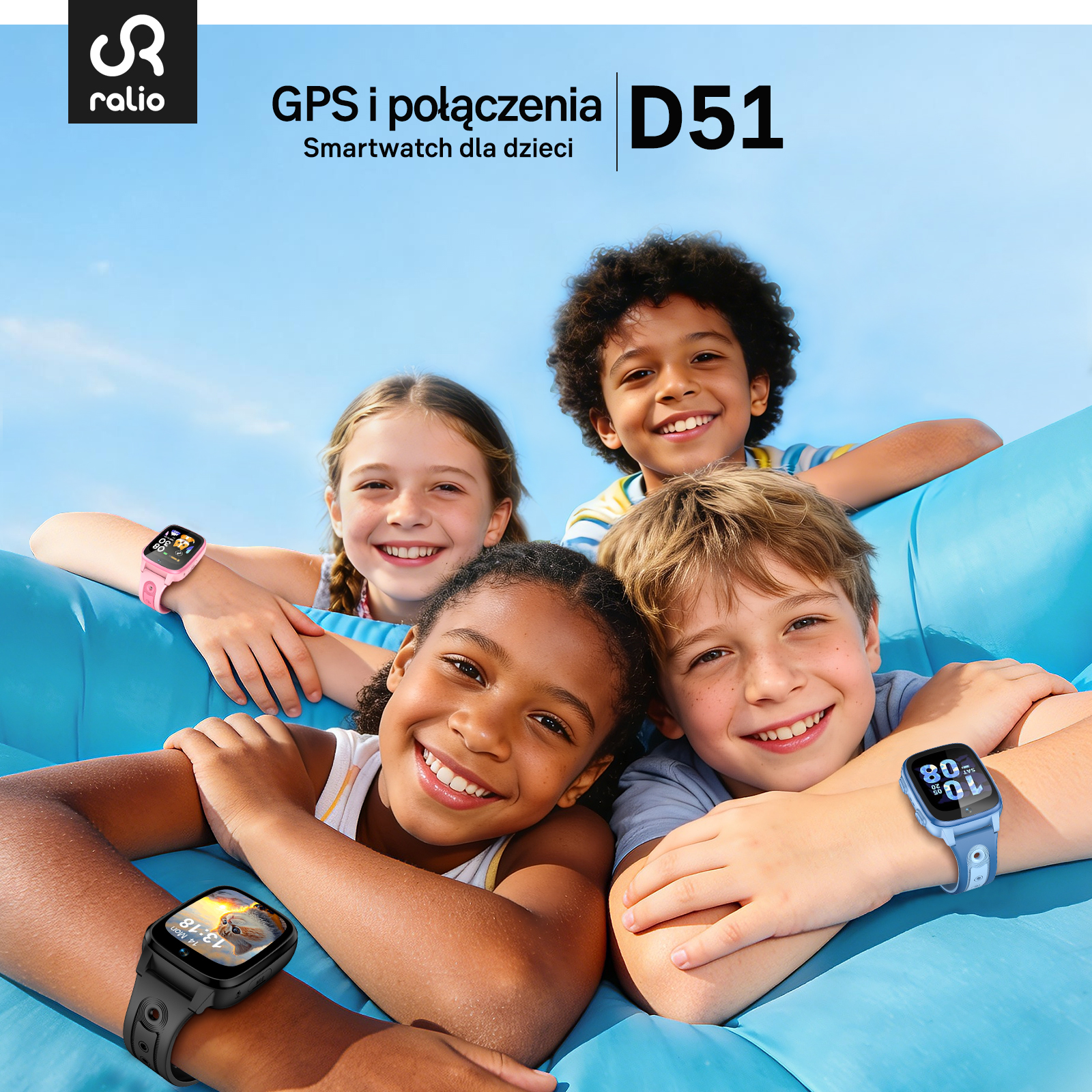 Cztery uśmiechnięte dzieci na tle nieba, dwie noszą smartwatche.