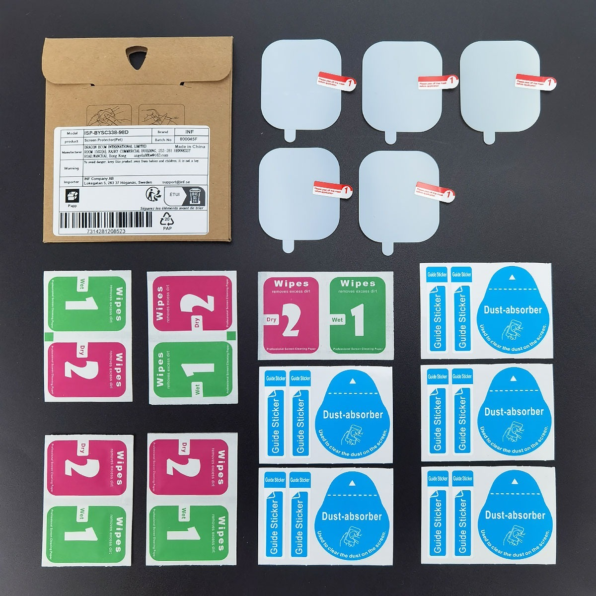 Una confezione contenente protezioni per lo schermo, salviette detergenti e assorbi polvere.