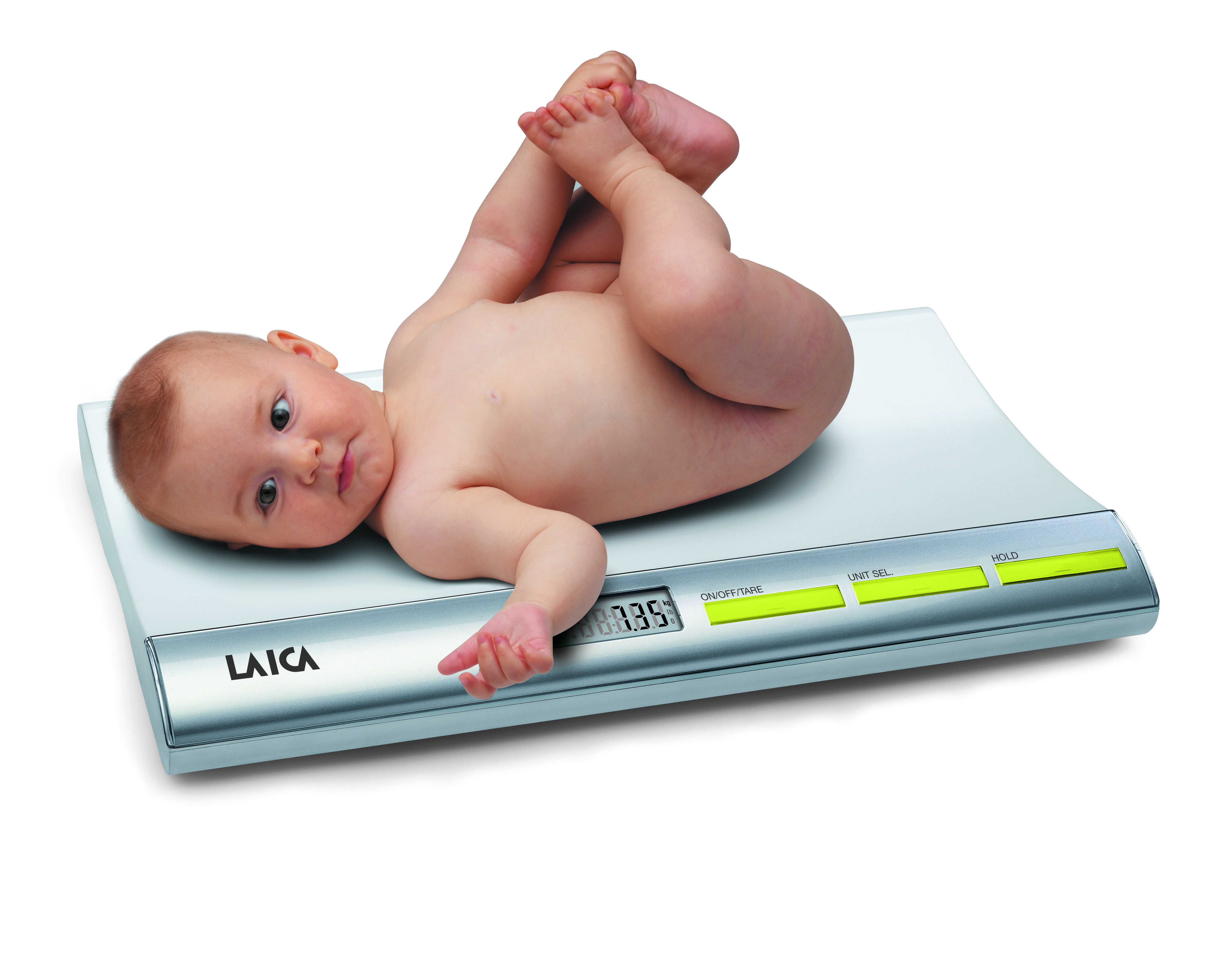 Un bebé yace en una báscula digital que muestra 7,35 kg.