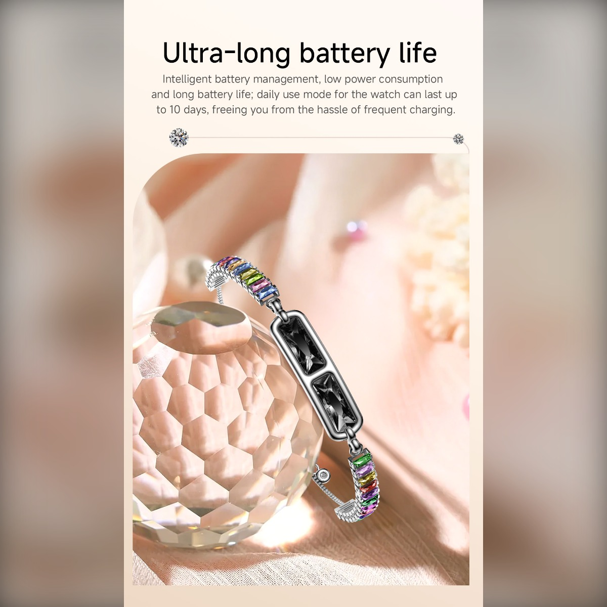 Ein juwelenbesetztes Uhrenarmband mit schwarzen Edelsteinen sitzt auf einem facettierten Kristall.