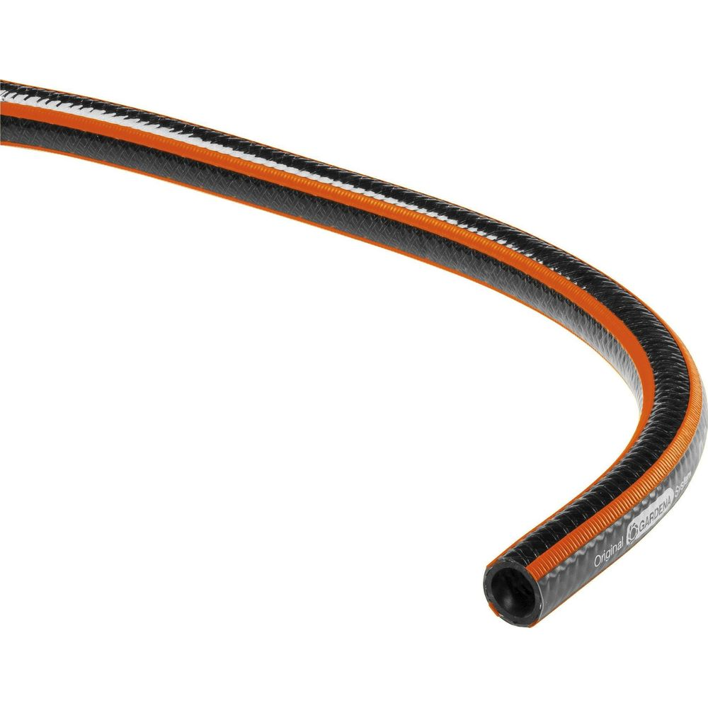 Tubo da giardino nero con strisce arancioni, su sfondo bianco.