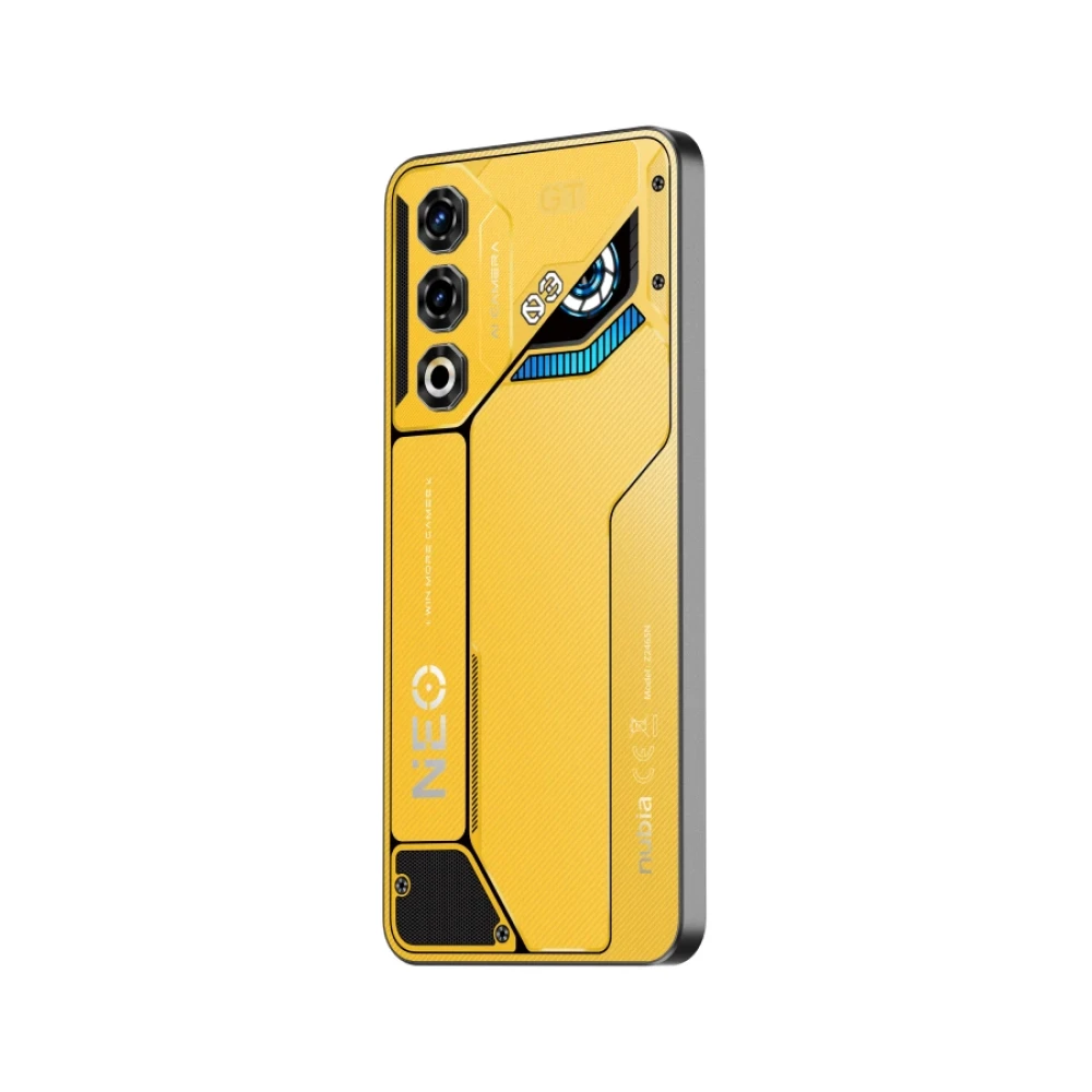 Uno smartphone giallo con tre fotocamere e un logo "GT" sul retro.