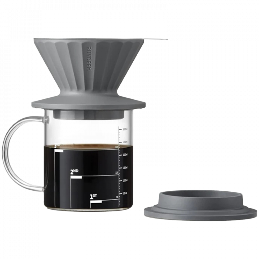 Szara dripper do kawy z dzbankiem kawy. Pokrywka obok.