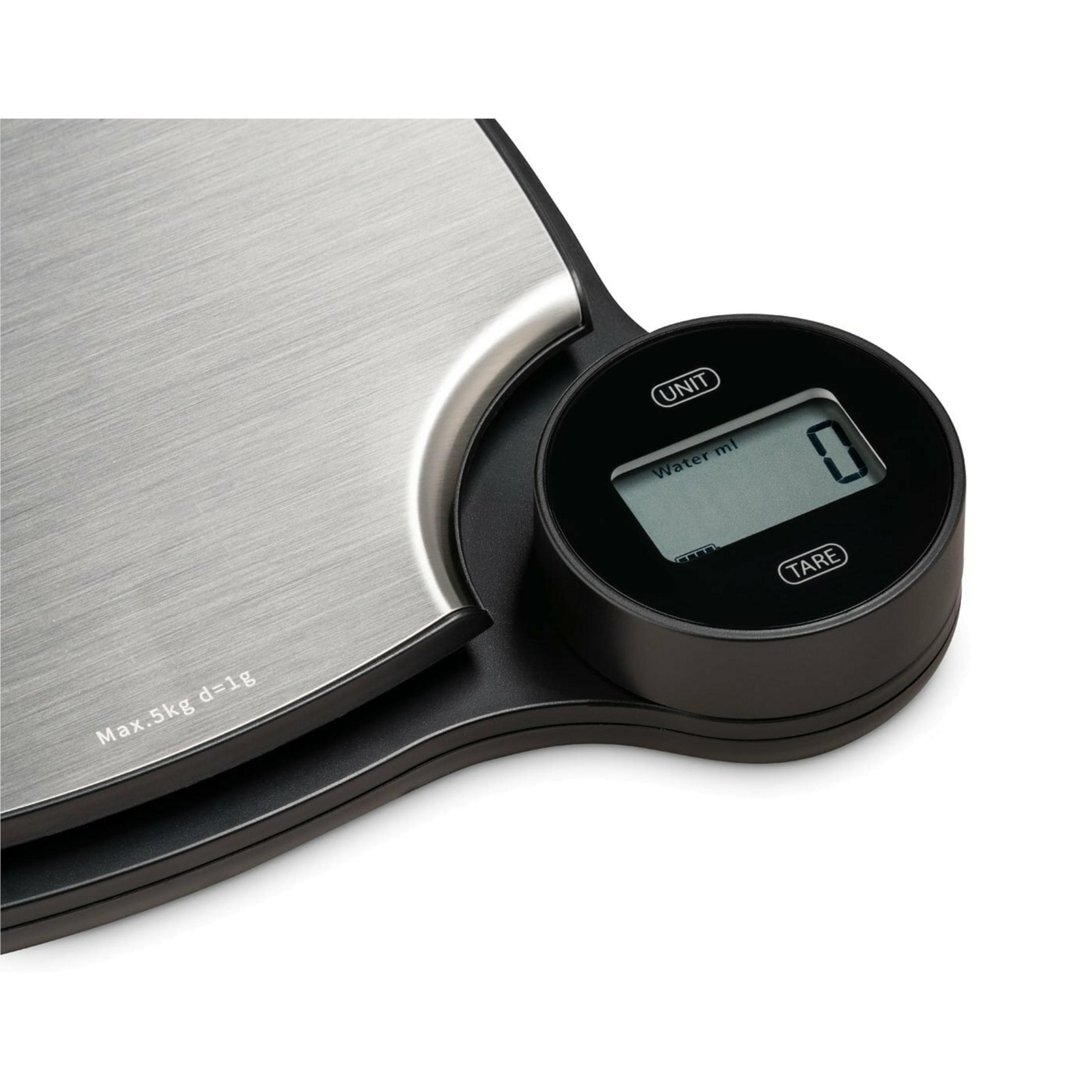 Una bilancia da cucina digitale in metallo spazzolato con display nero.