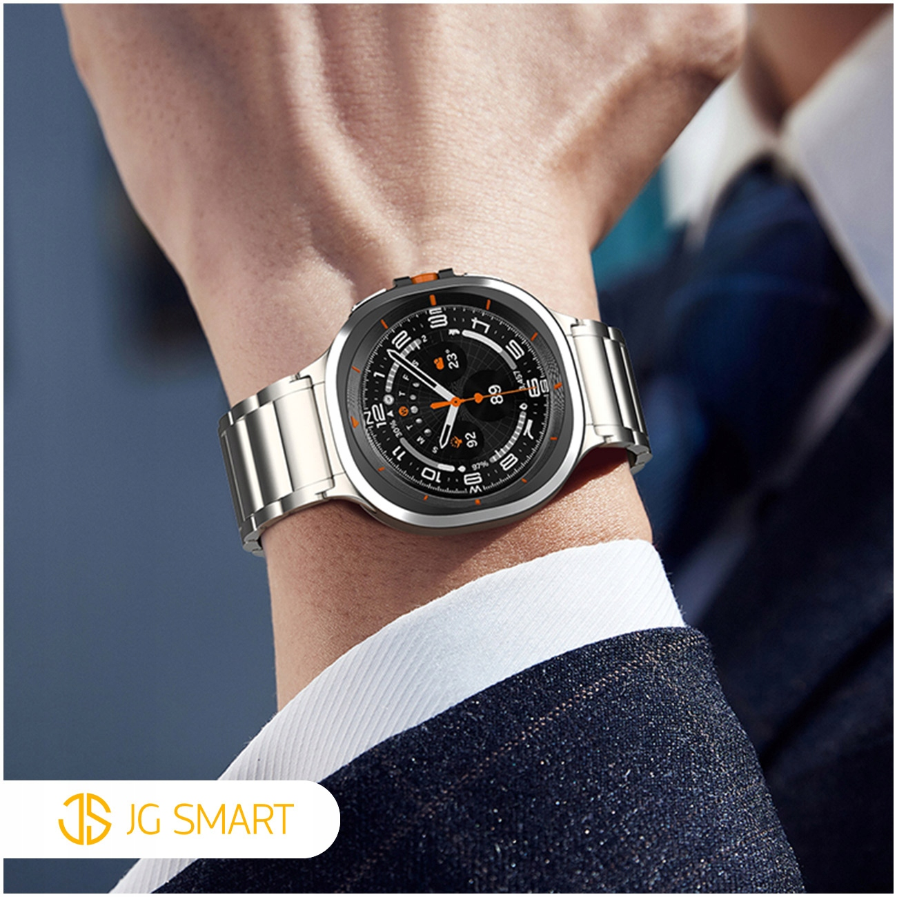 Zbliżenie na smartwatch z srebrną bransoletą na nadgarstku.