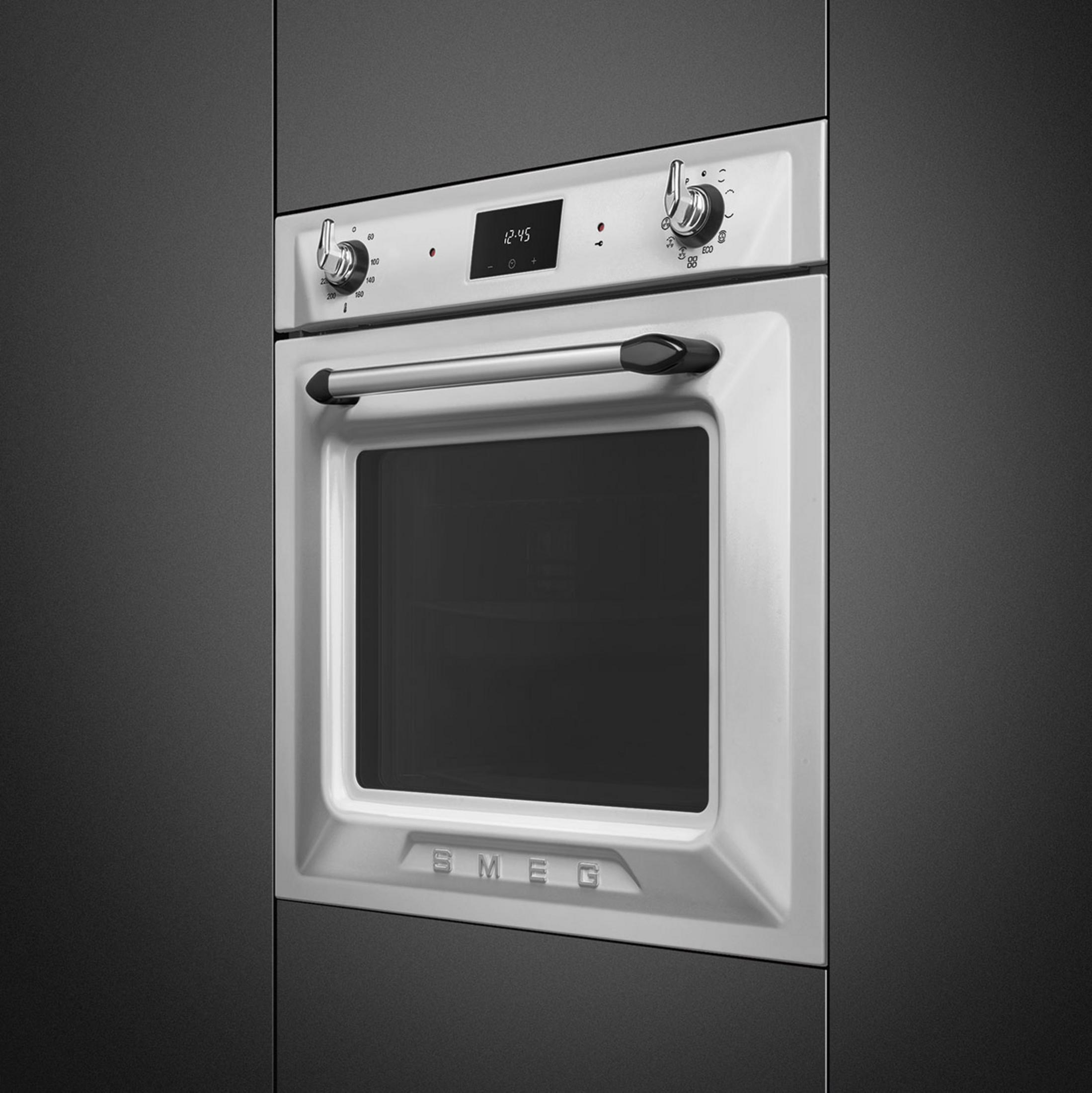 Un forno da incasso color crema con maniglia argentata e display digitale.