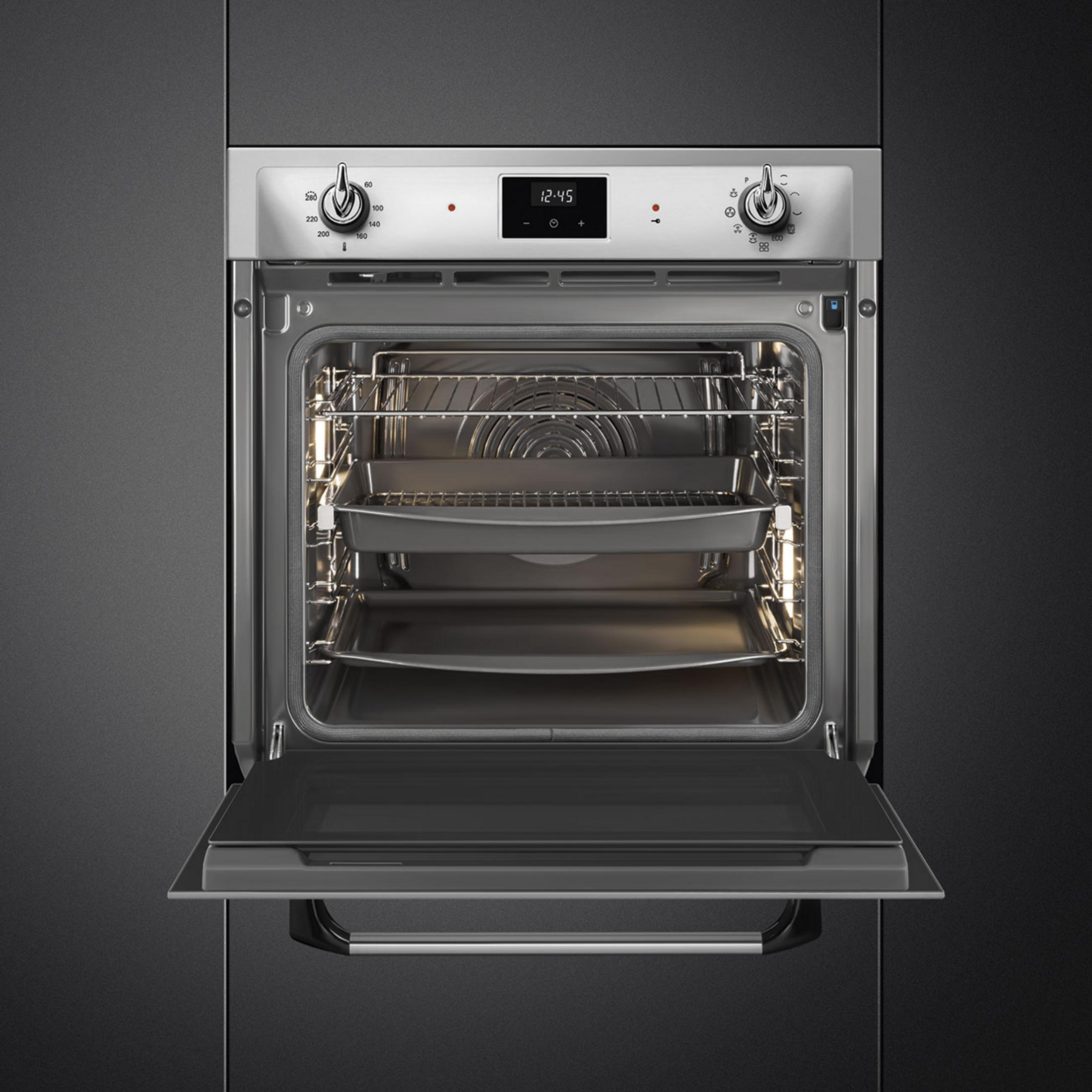 Un forno da incasso moderno con dettagli in acciaio inox e porta aperta.