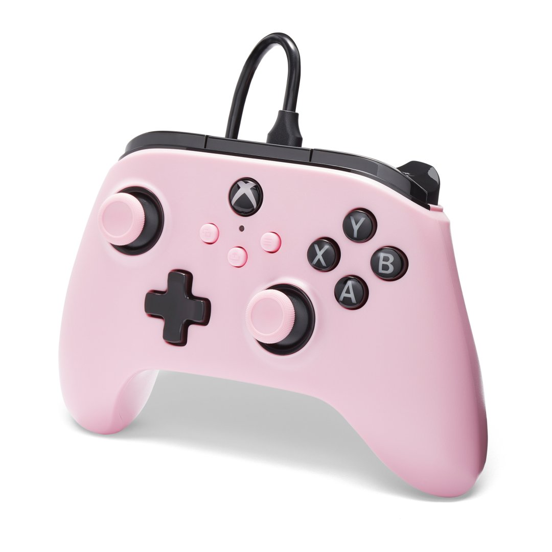 Różowy kontroler Xbox z czarnym kablem i przyciskami.