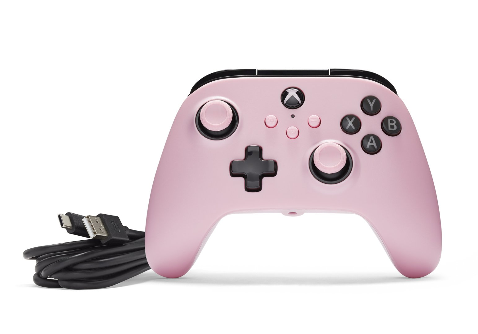 Różowy kontroler Xbox z czarnym kablem na białym tle.