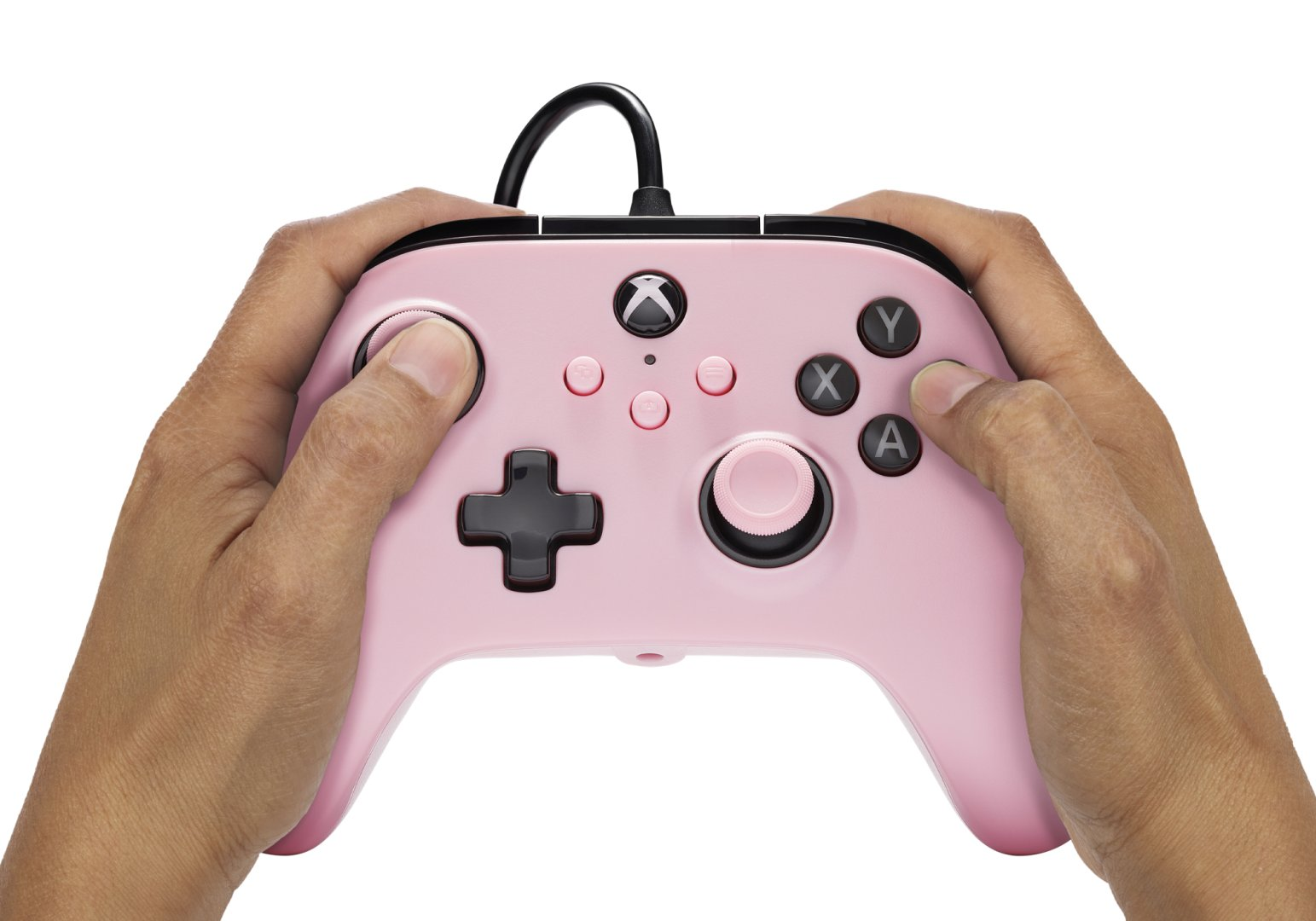 Dłonie trzymające różowego pada Xbox z czarnym kablem.