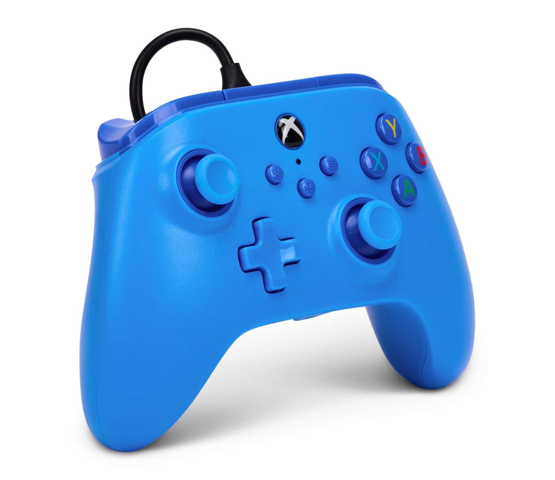 Niebieski kontroler Xbox z czarnym kablem na białym tle.