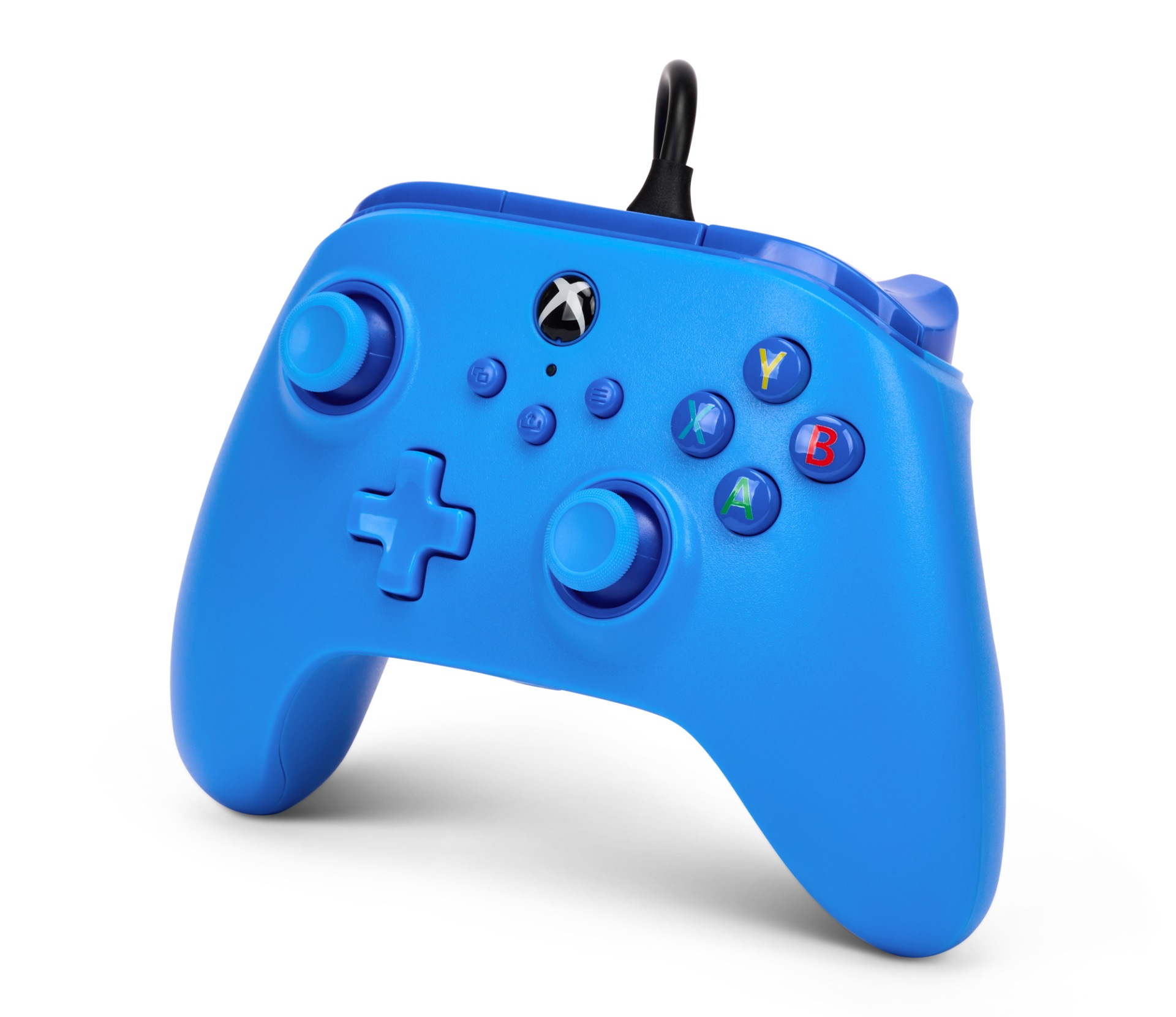 Niebieski kontroler Xbox z czarnym kablem, pokazany na białym tle.