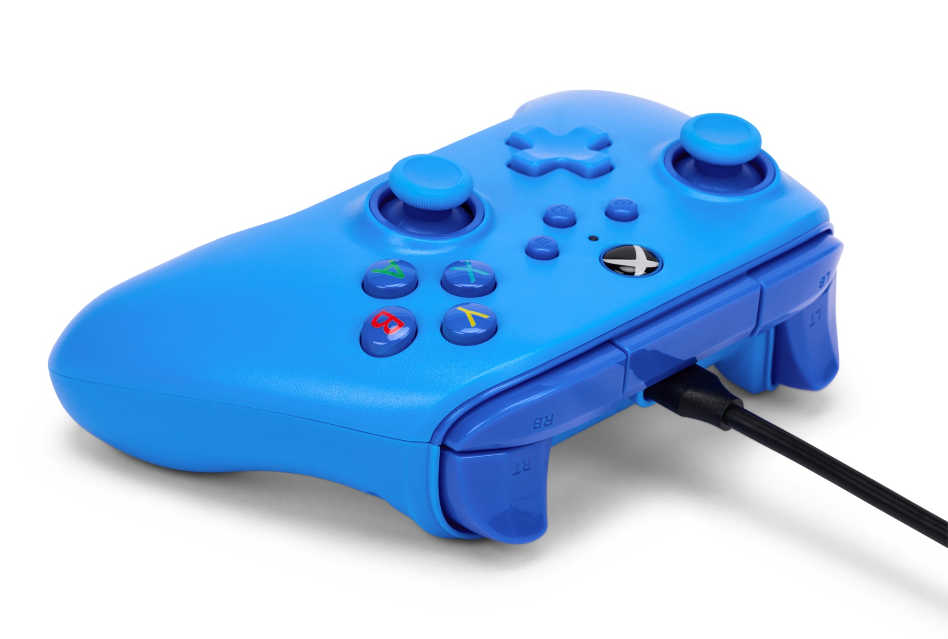 Niebieski kontroler Xbox z podłączonym czarnym kablem.