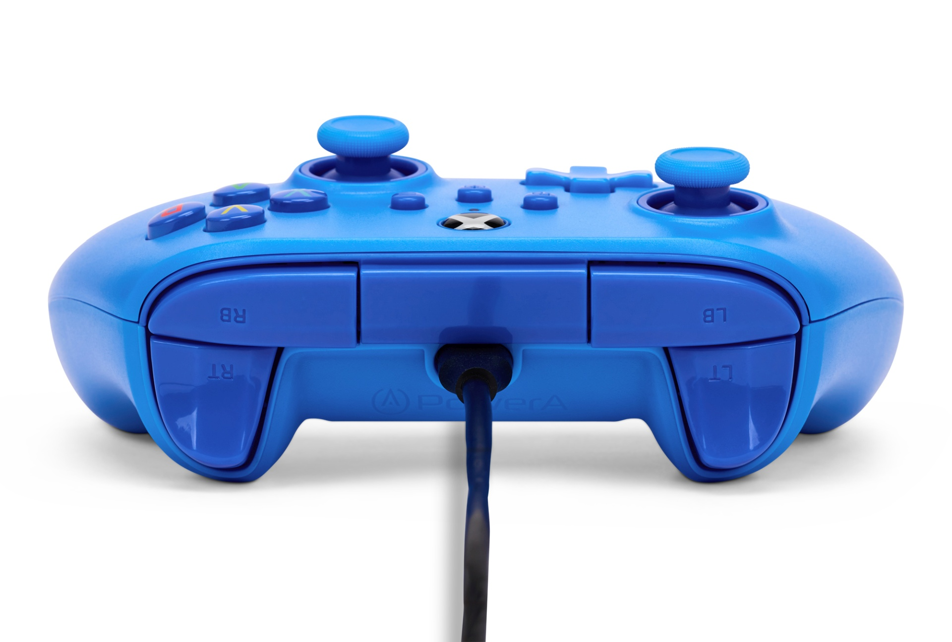 Niebieski kontroler Xbox z kablem, umieszczony na białym tle.