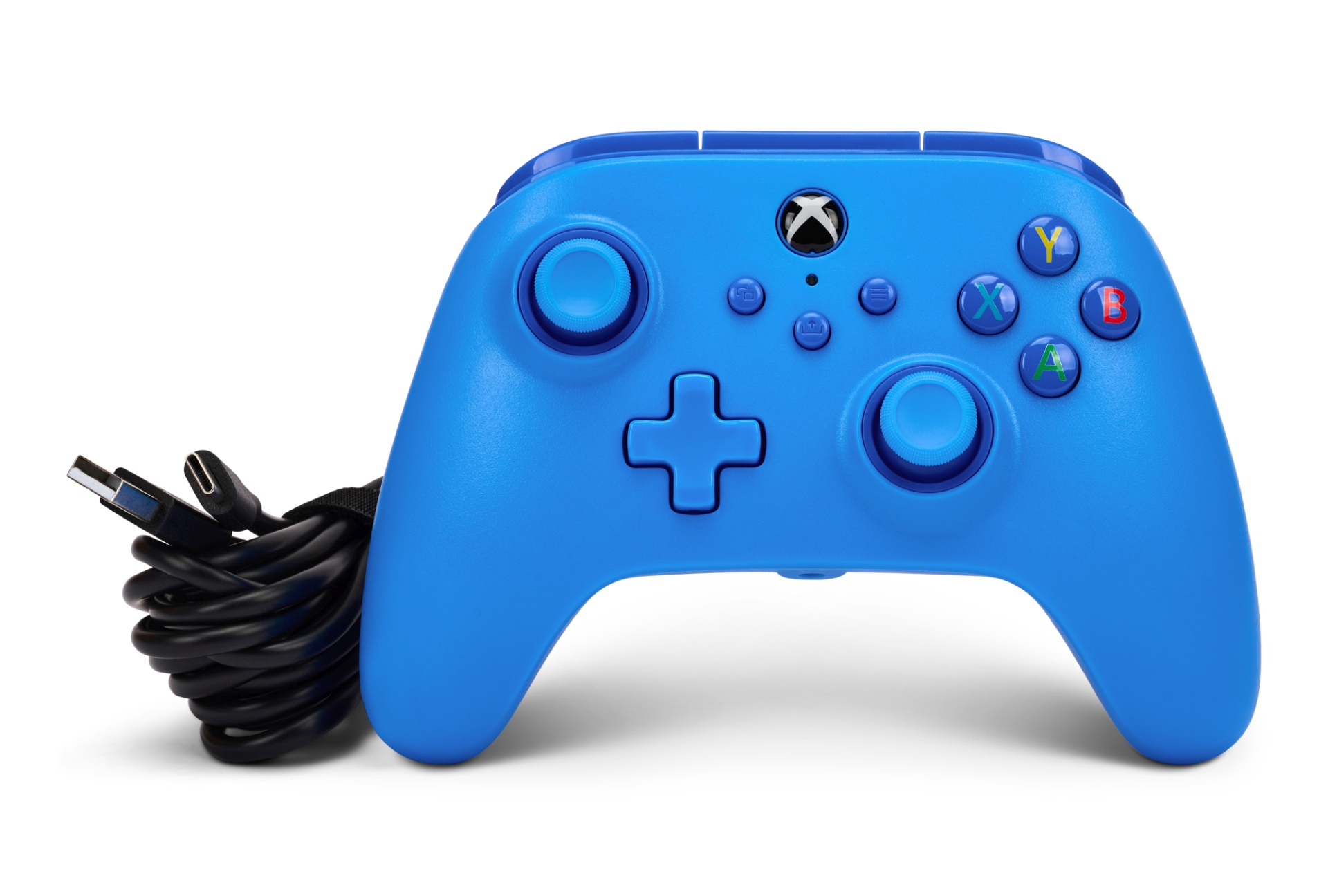 Niebieski kontroler Xbox z czarnym kablem na białym tle.